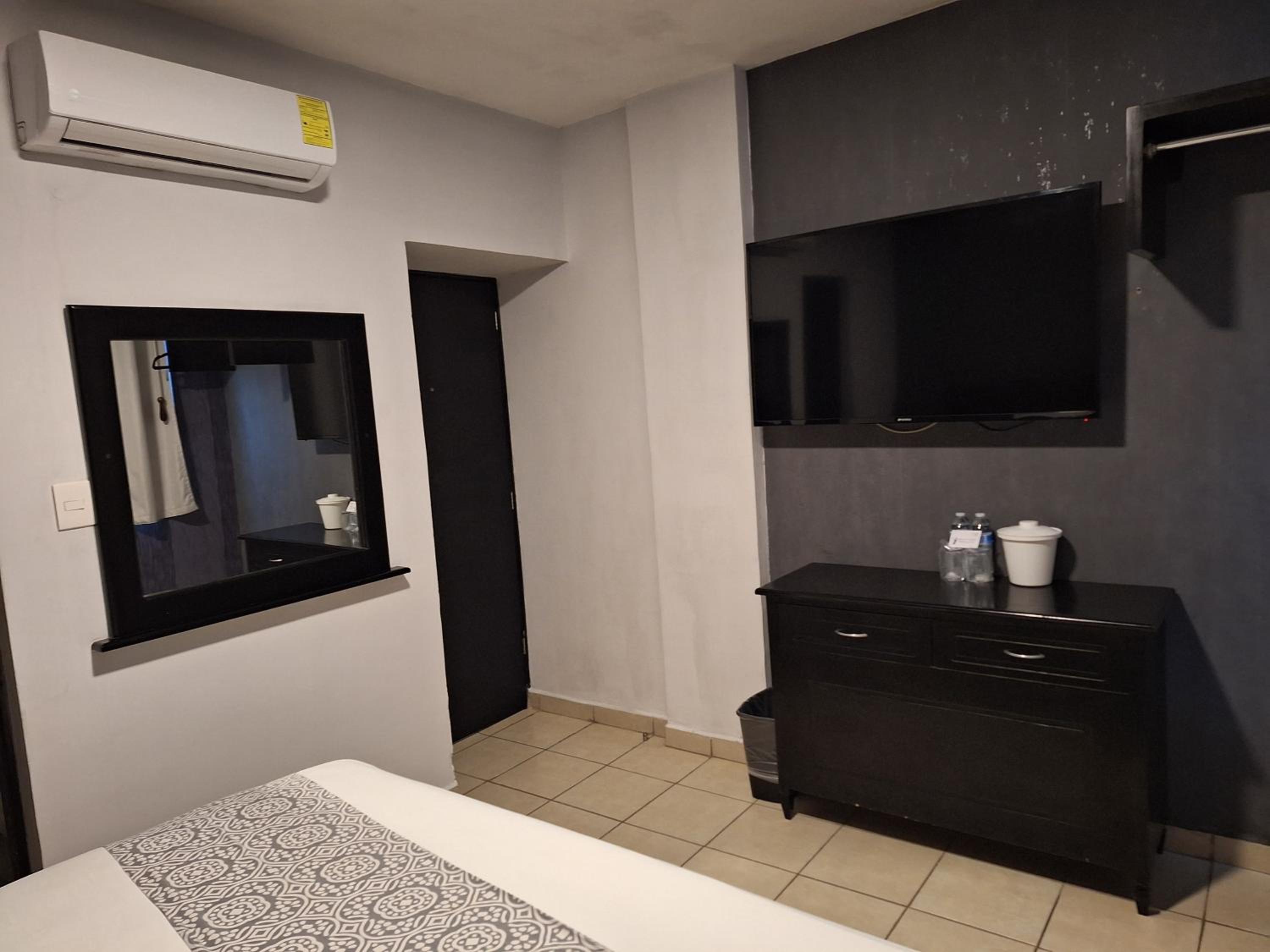 Standard King Room - Photo 7