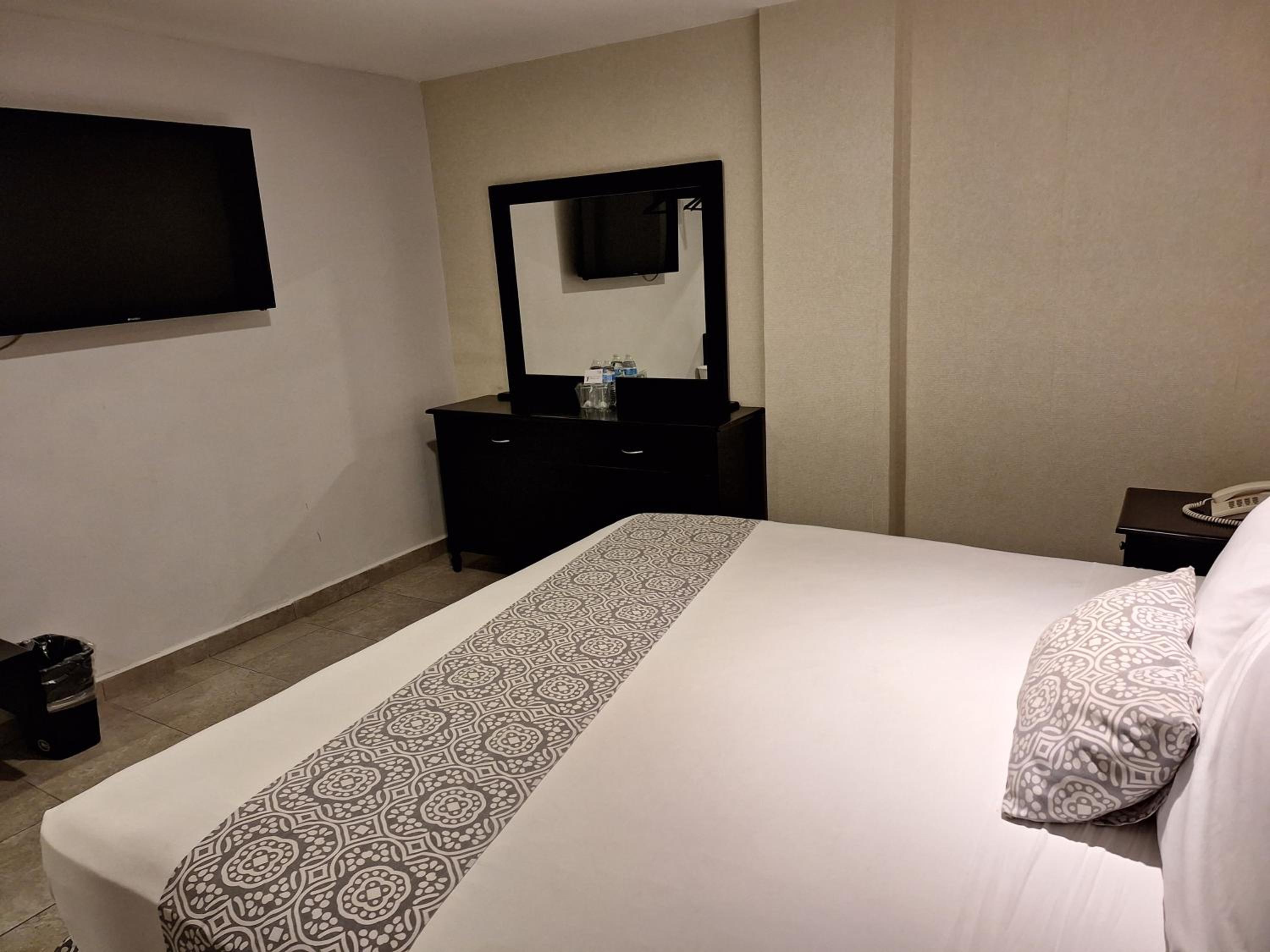 Standard King Room - Photo 11