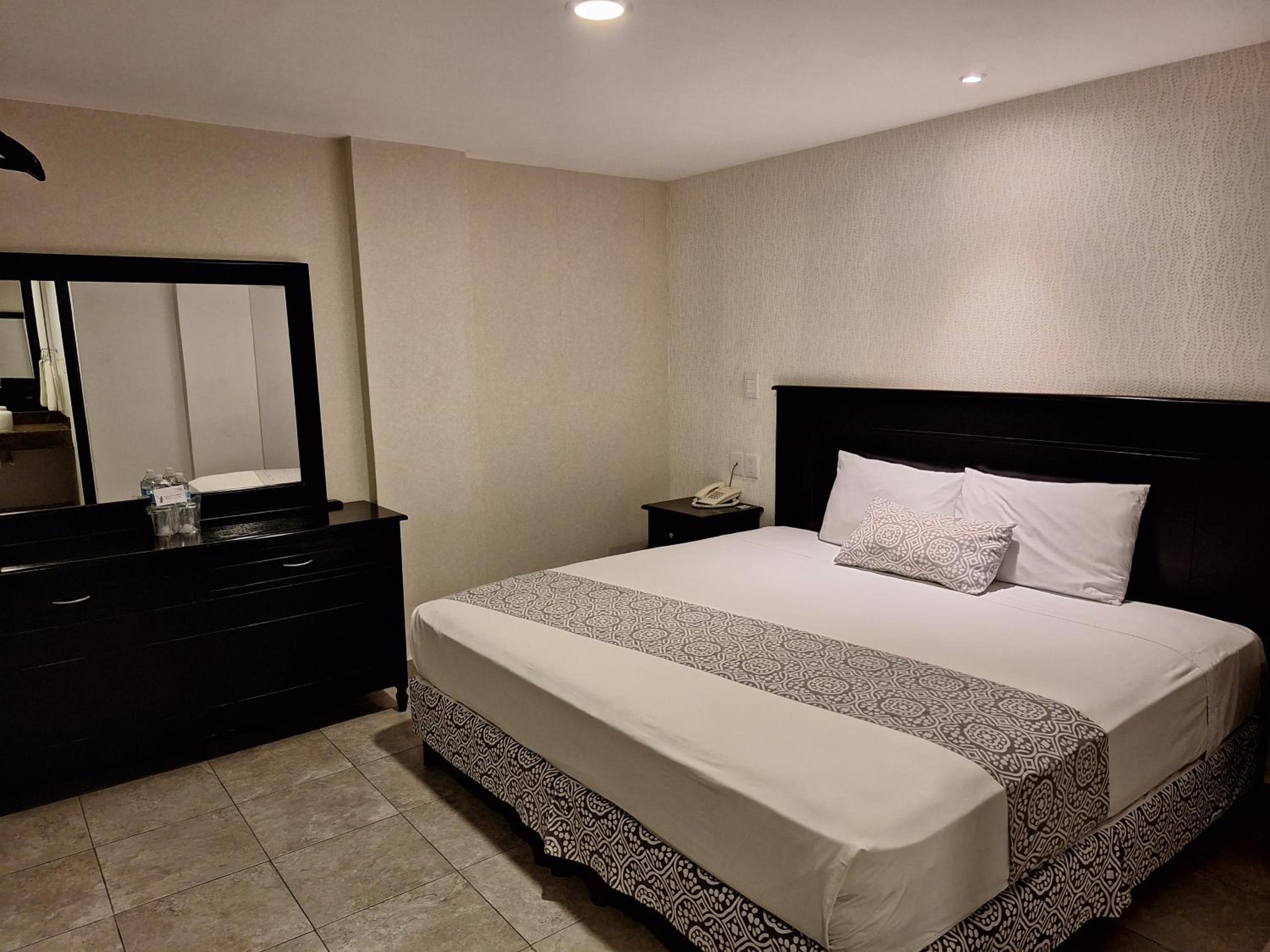 Standard King Room - Photo 10