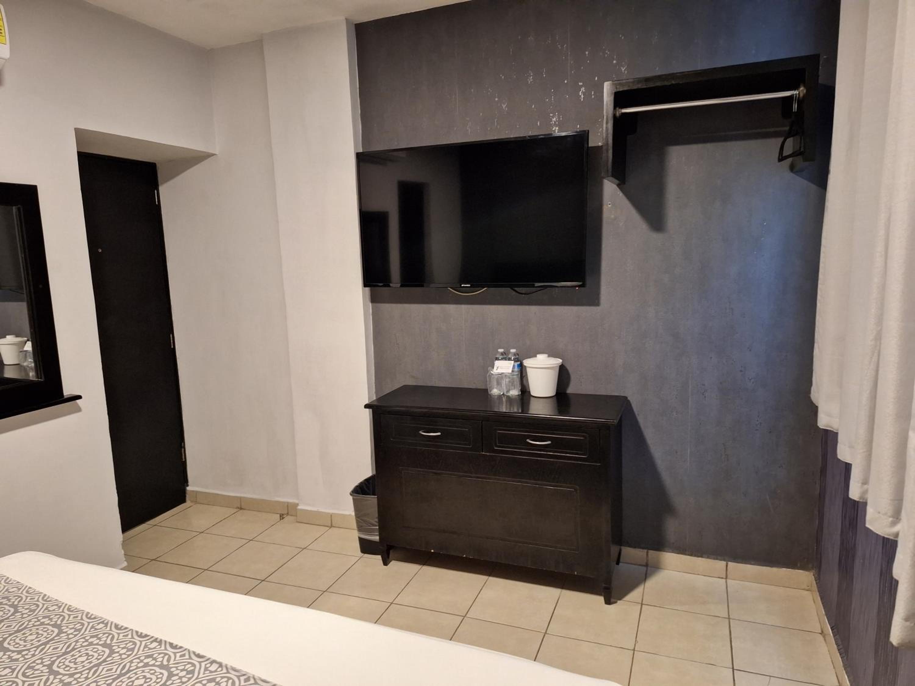 Standard King Room - Photo 12