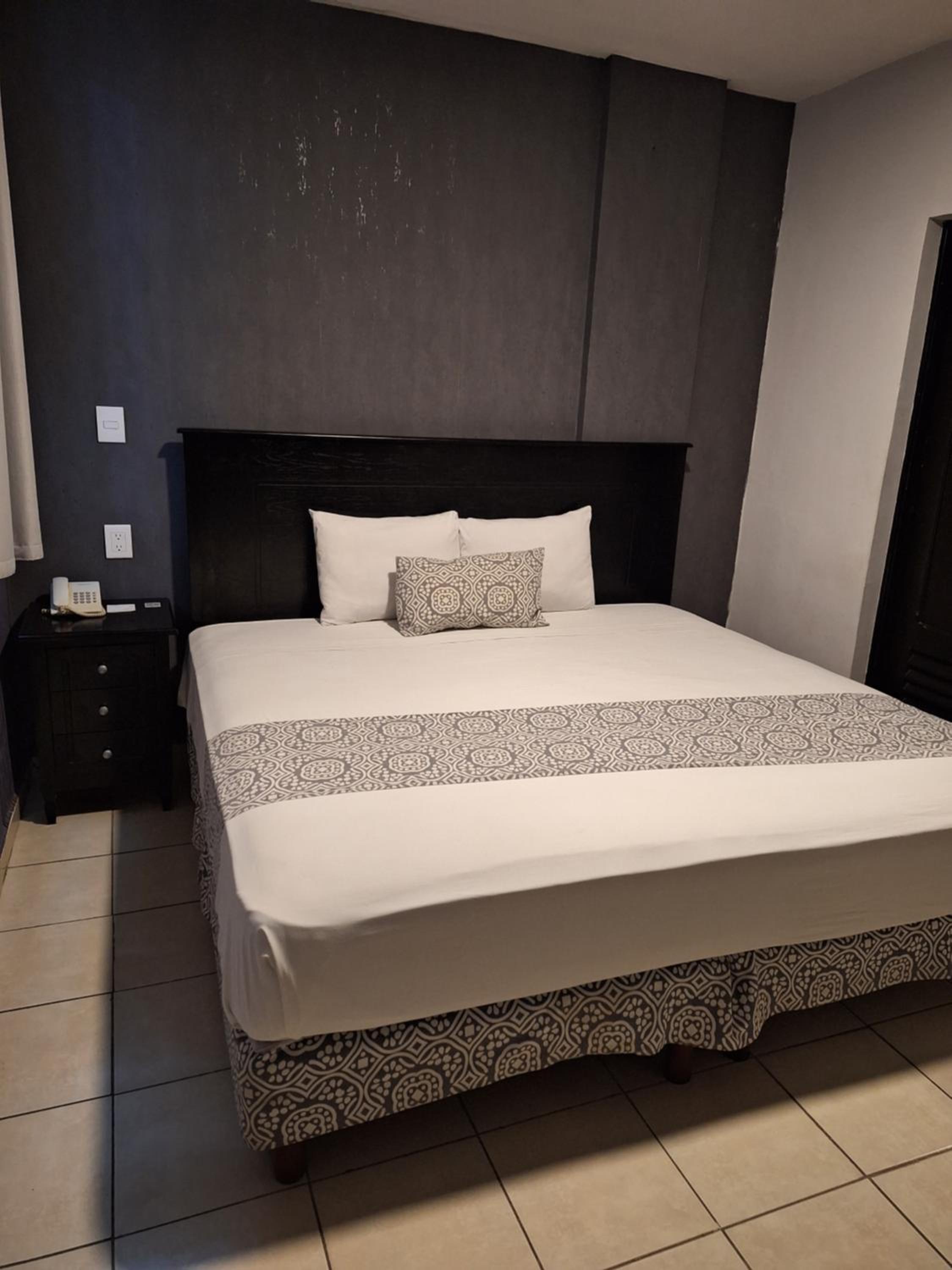 Standard King Room - Photo 9