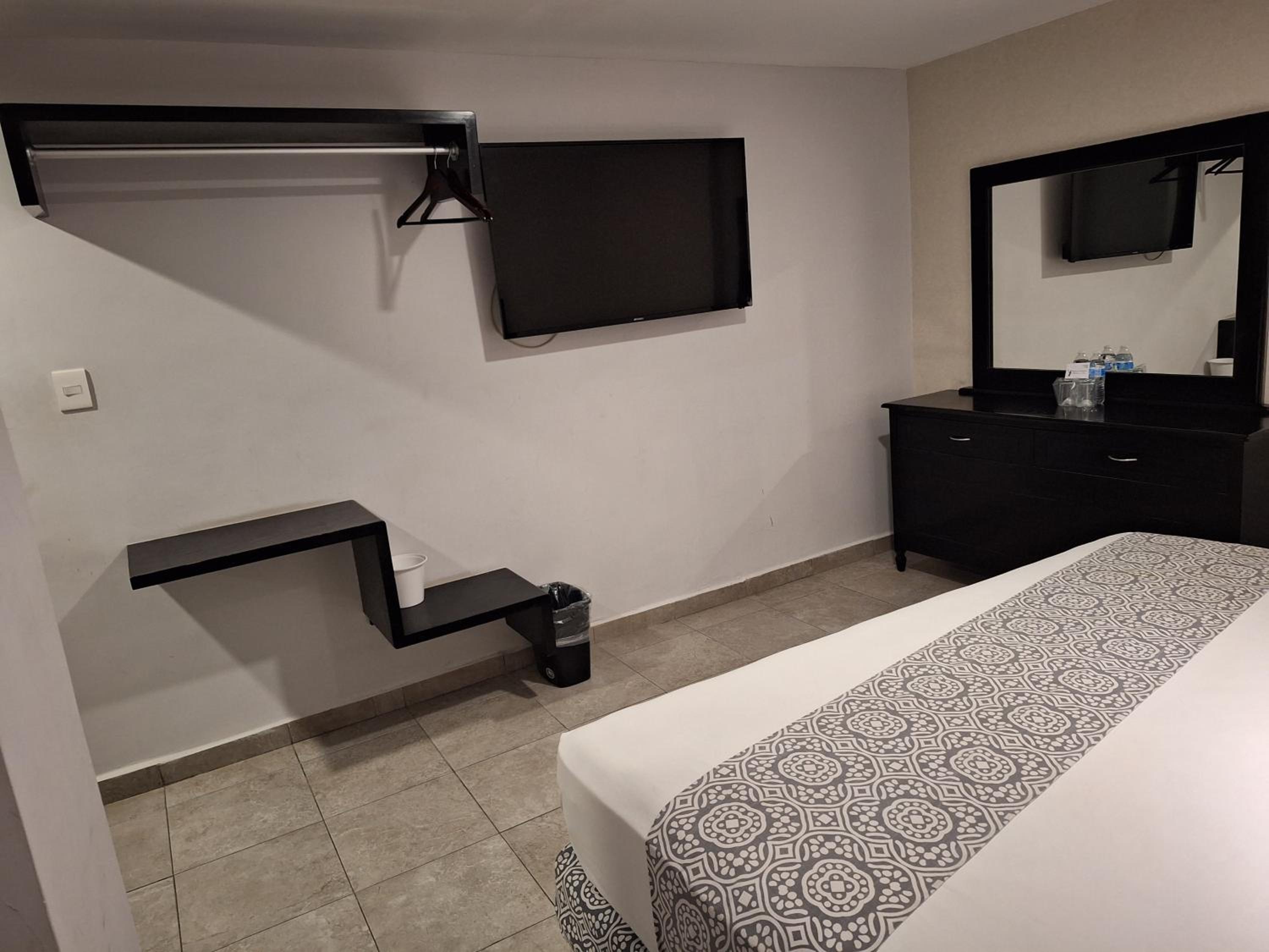 Standard King Room - Photo 6