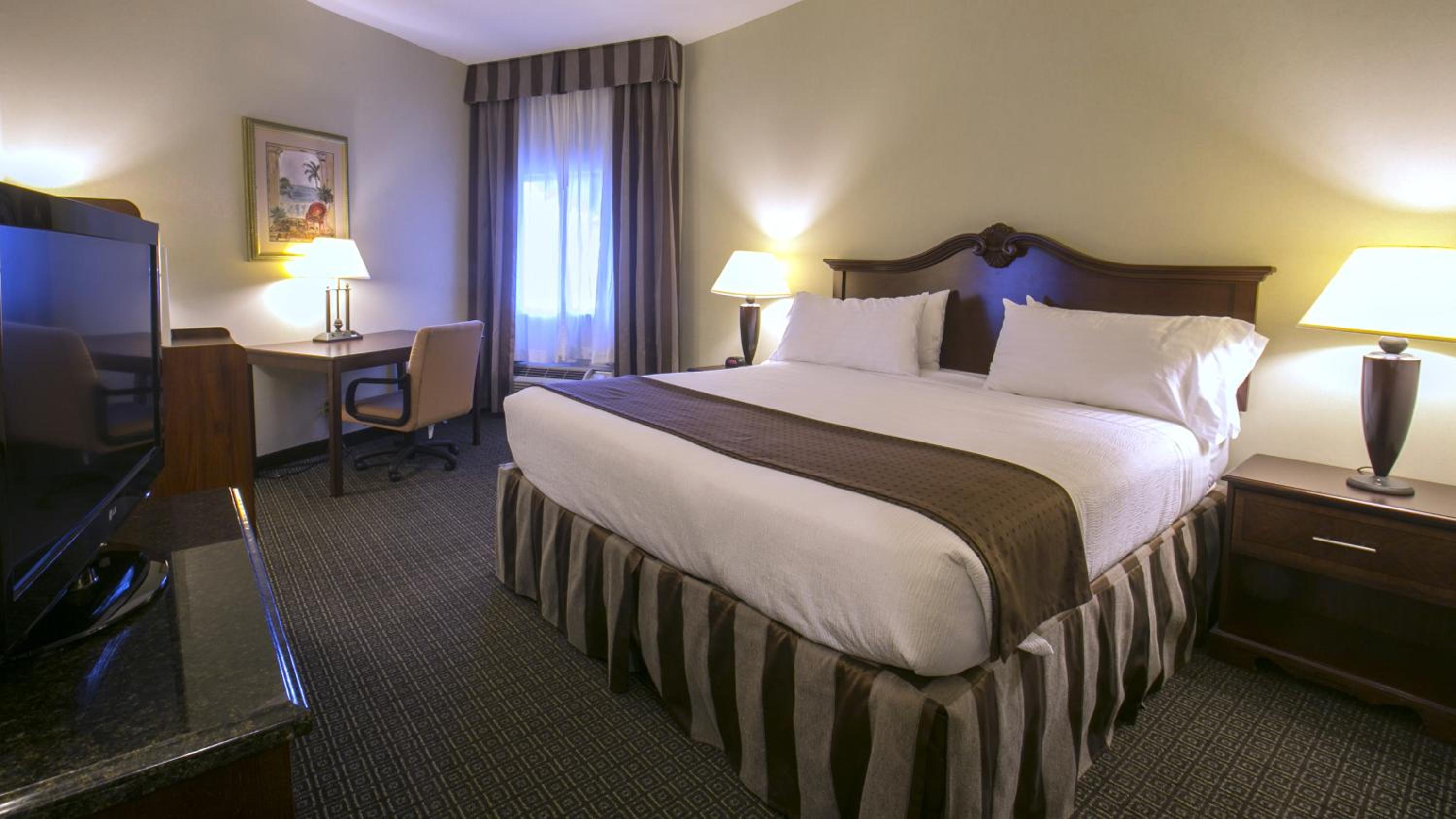 Standard King Room with Mobility Accessible Tub - Photo 1
