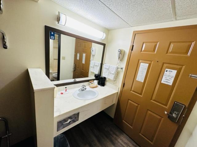 King Room - Non-Smoking - Photo 4