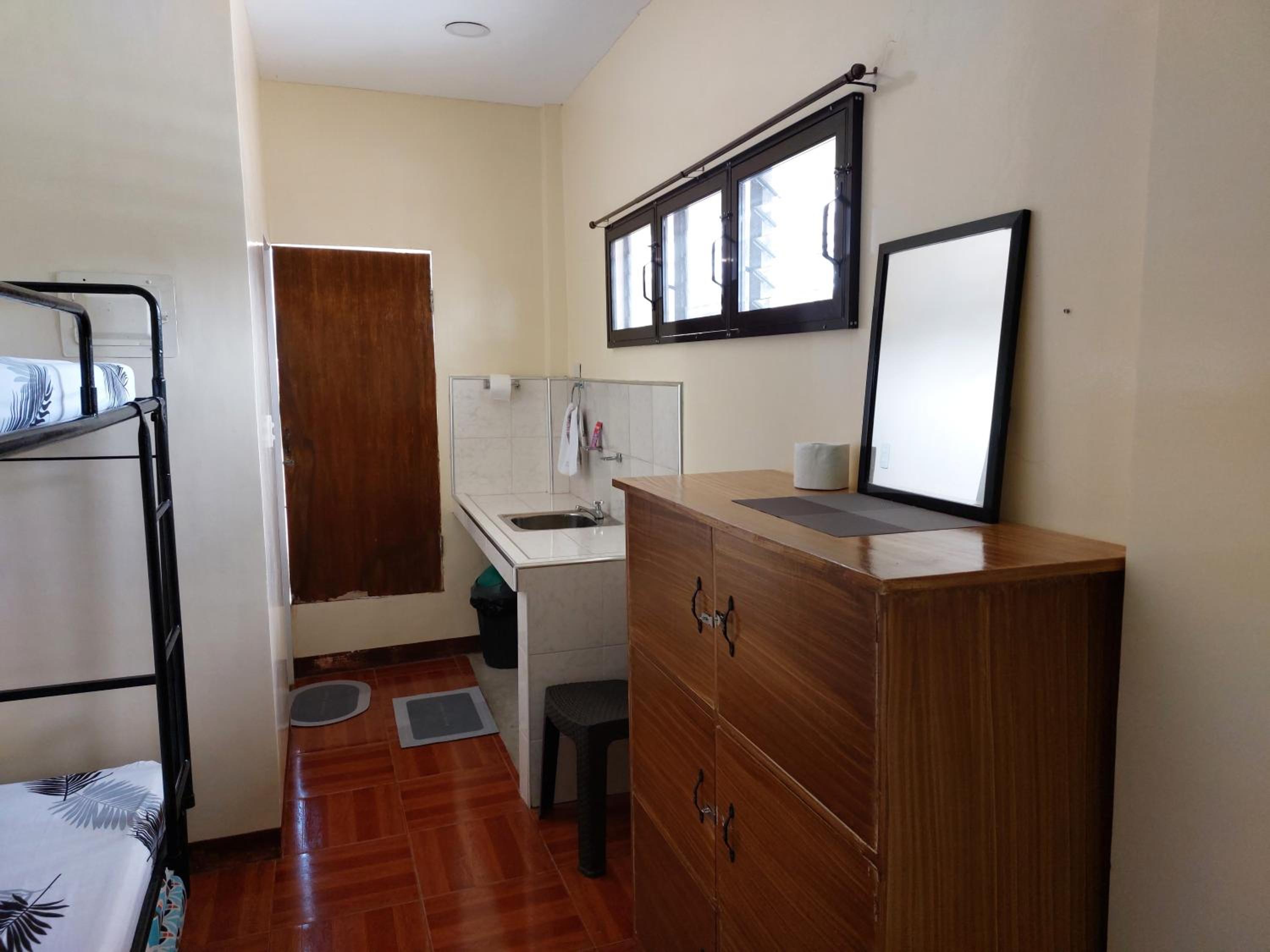 6-Bed Mixed Dormitory Room photo 3