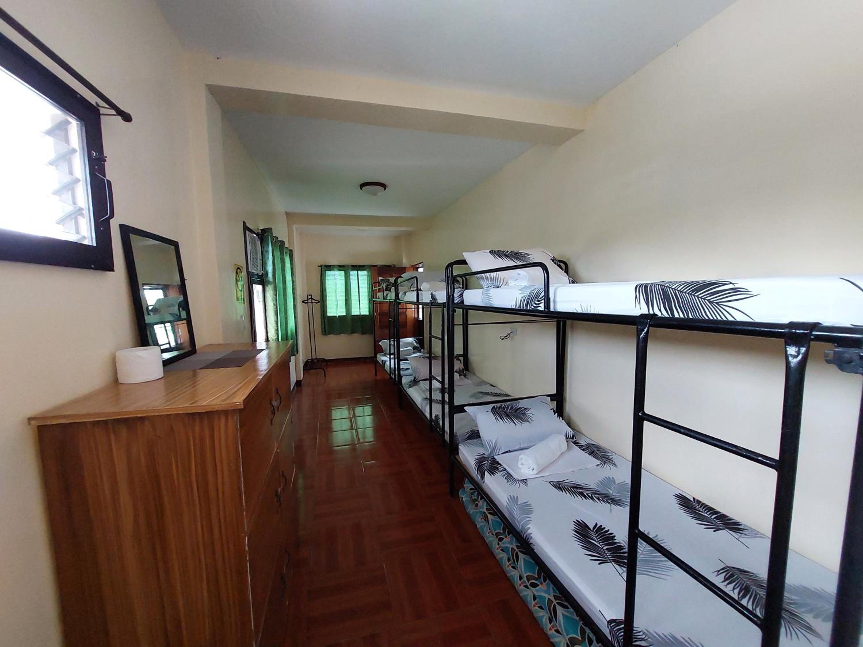 6-Bed Mixed Dormitory Room photo 2