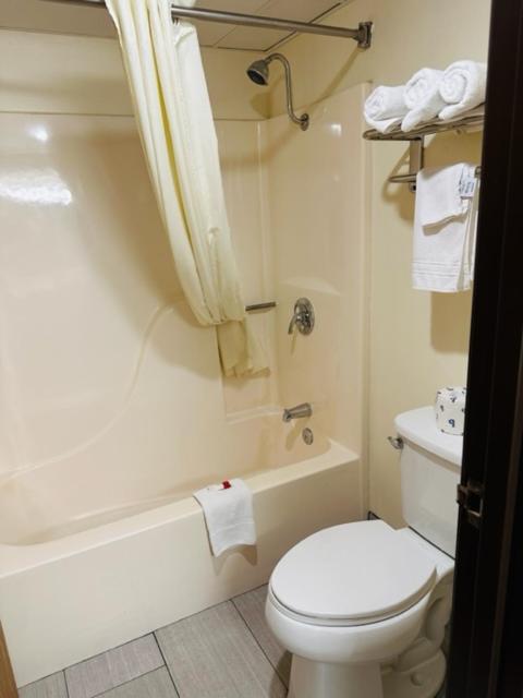 Queen Room with Two Queen Beds - Non-Smoking - Photo 8
