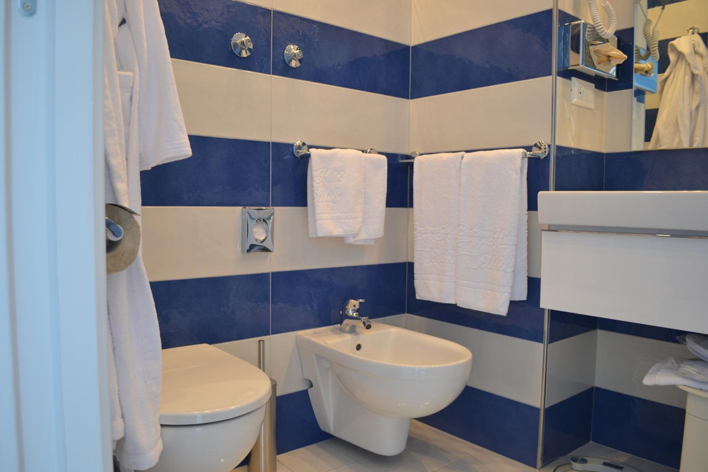 Available room thumbnail 6