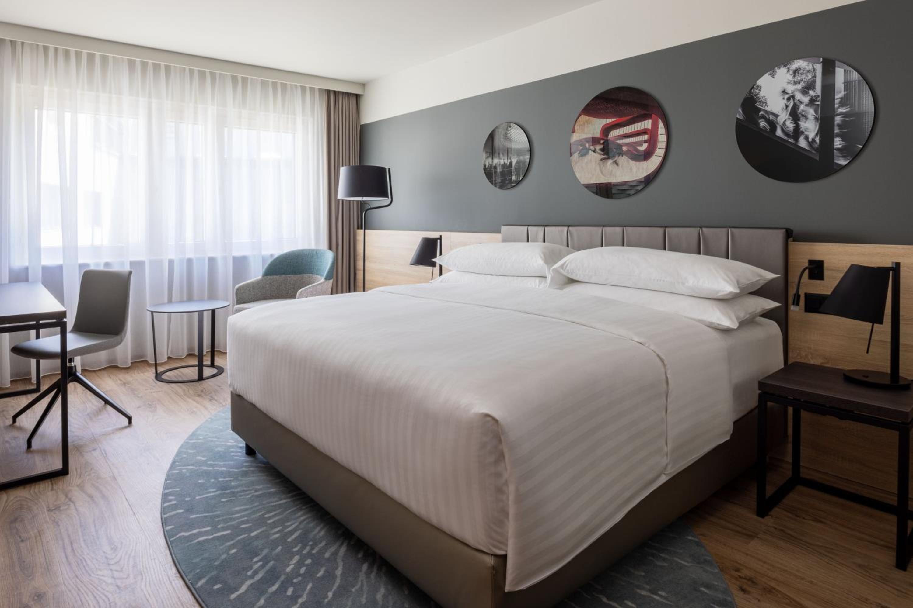 Deluxe King Room - Photo 1