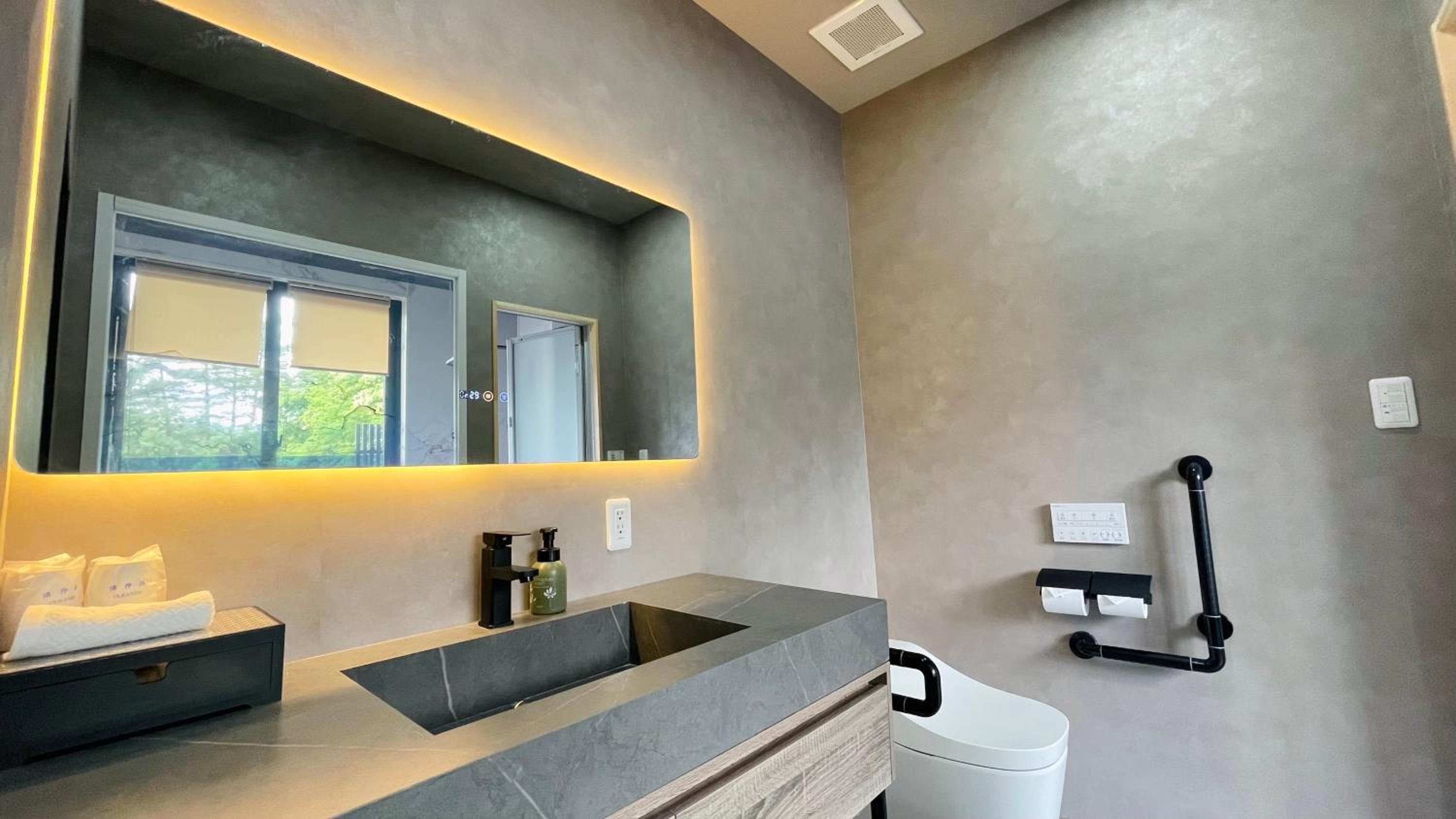 Quadruple Room with Private Bathroom - Photo 11