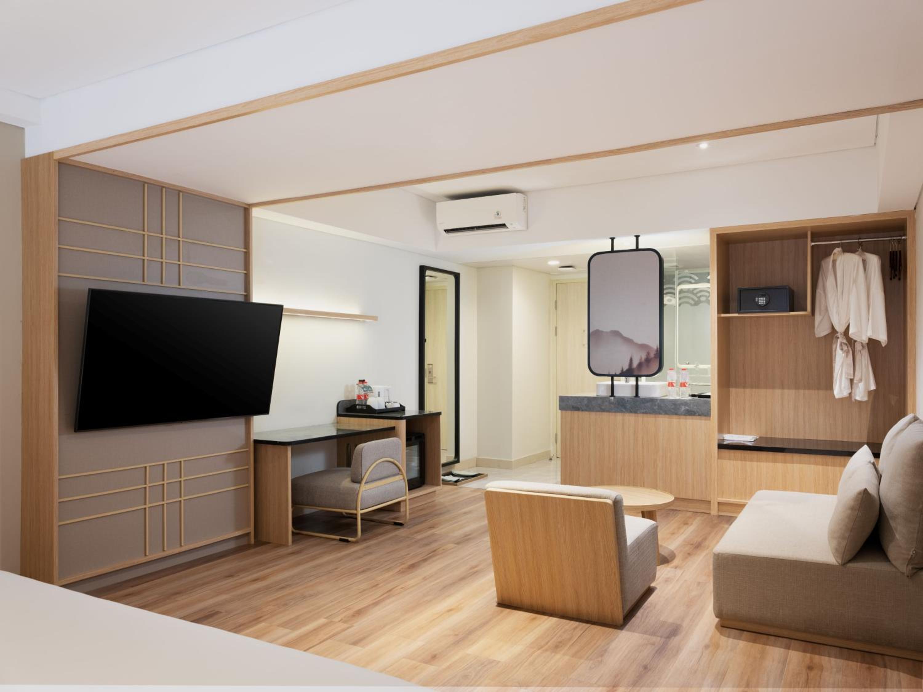 King Suite - Photo 3