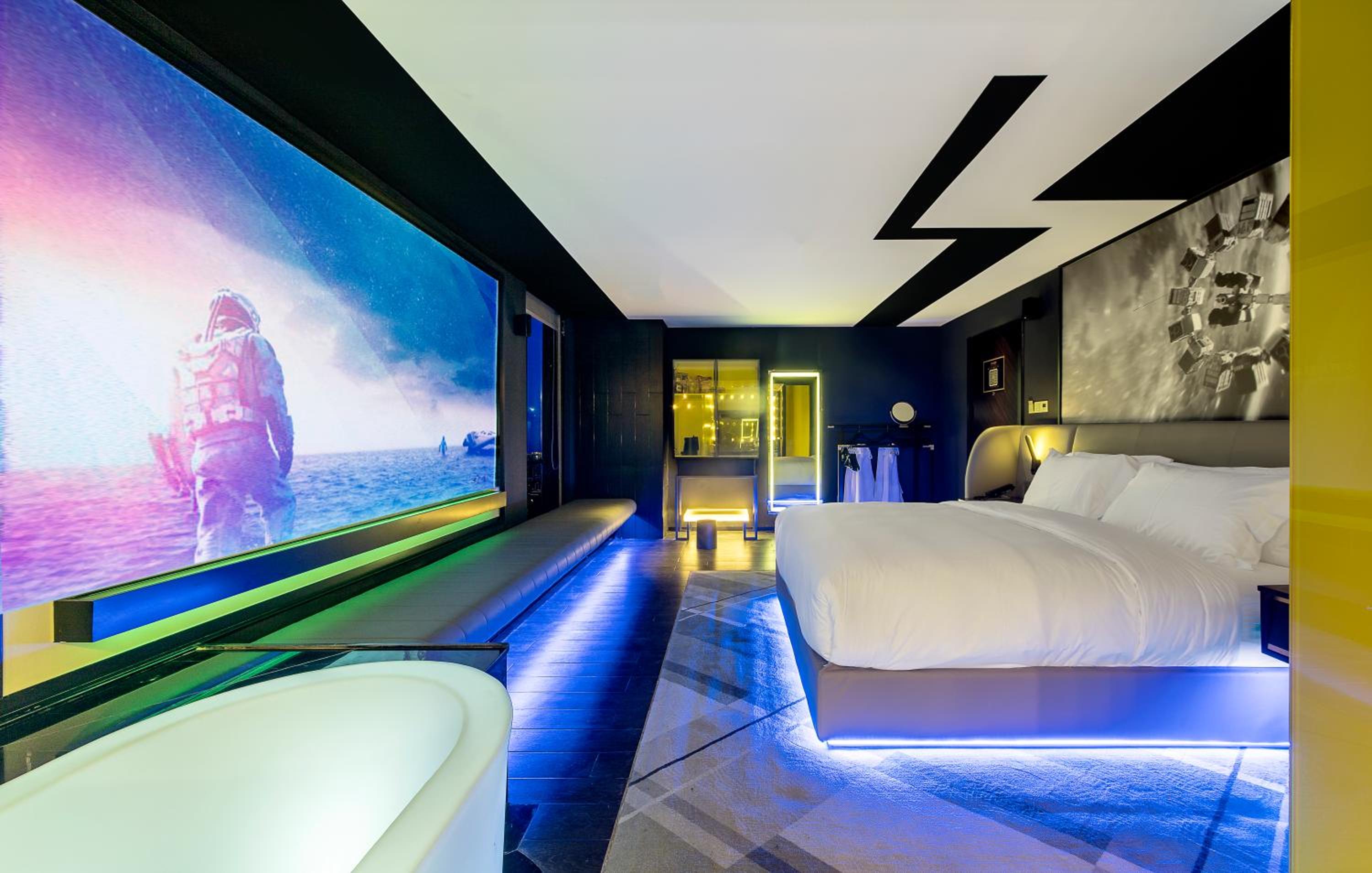 Deluxe Movive Room King Bed