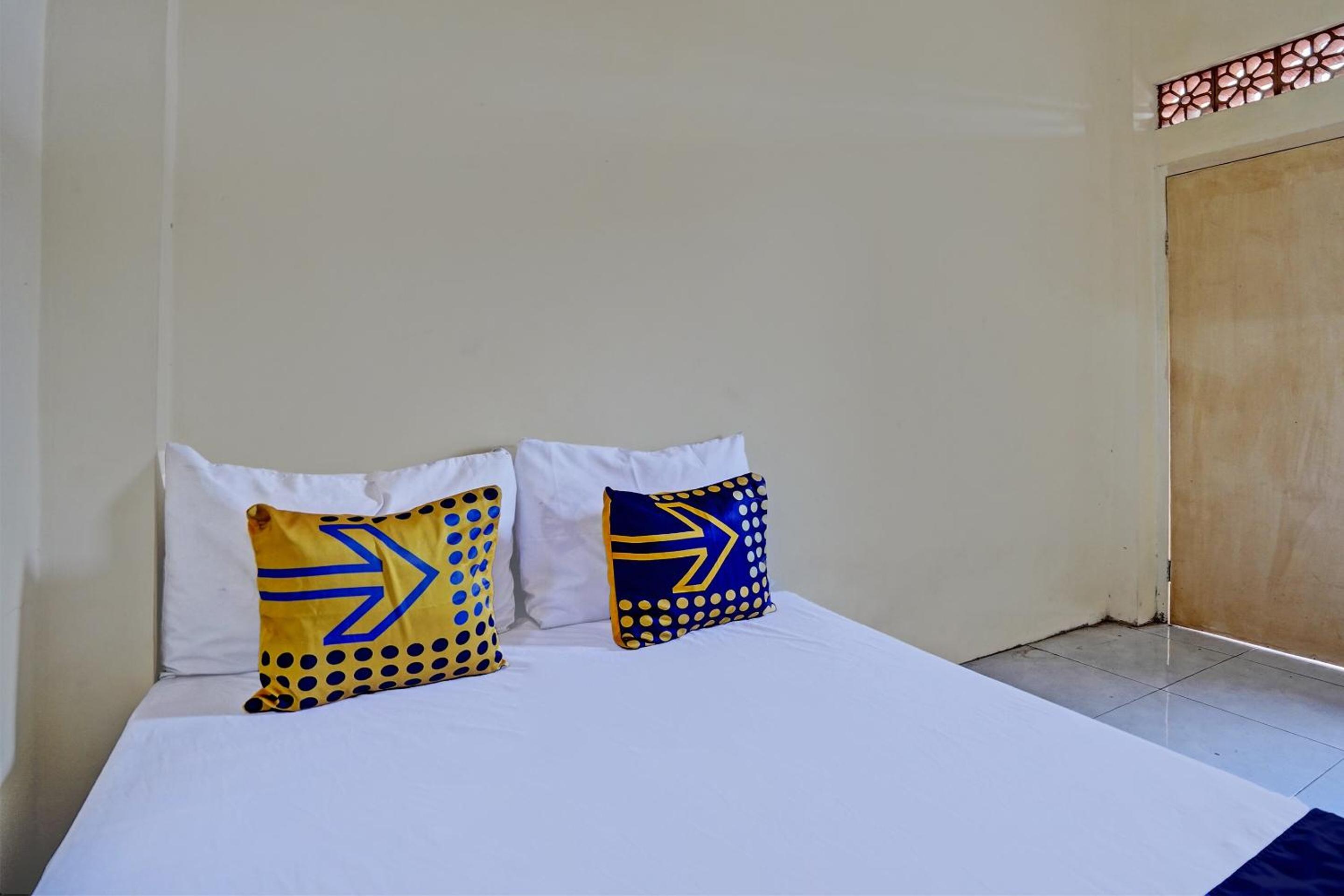 Budget Double Room - Photo 9