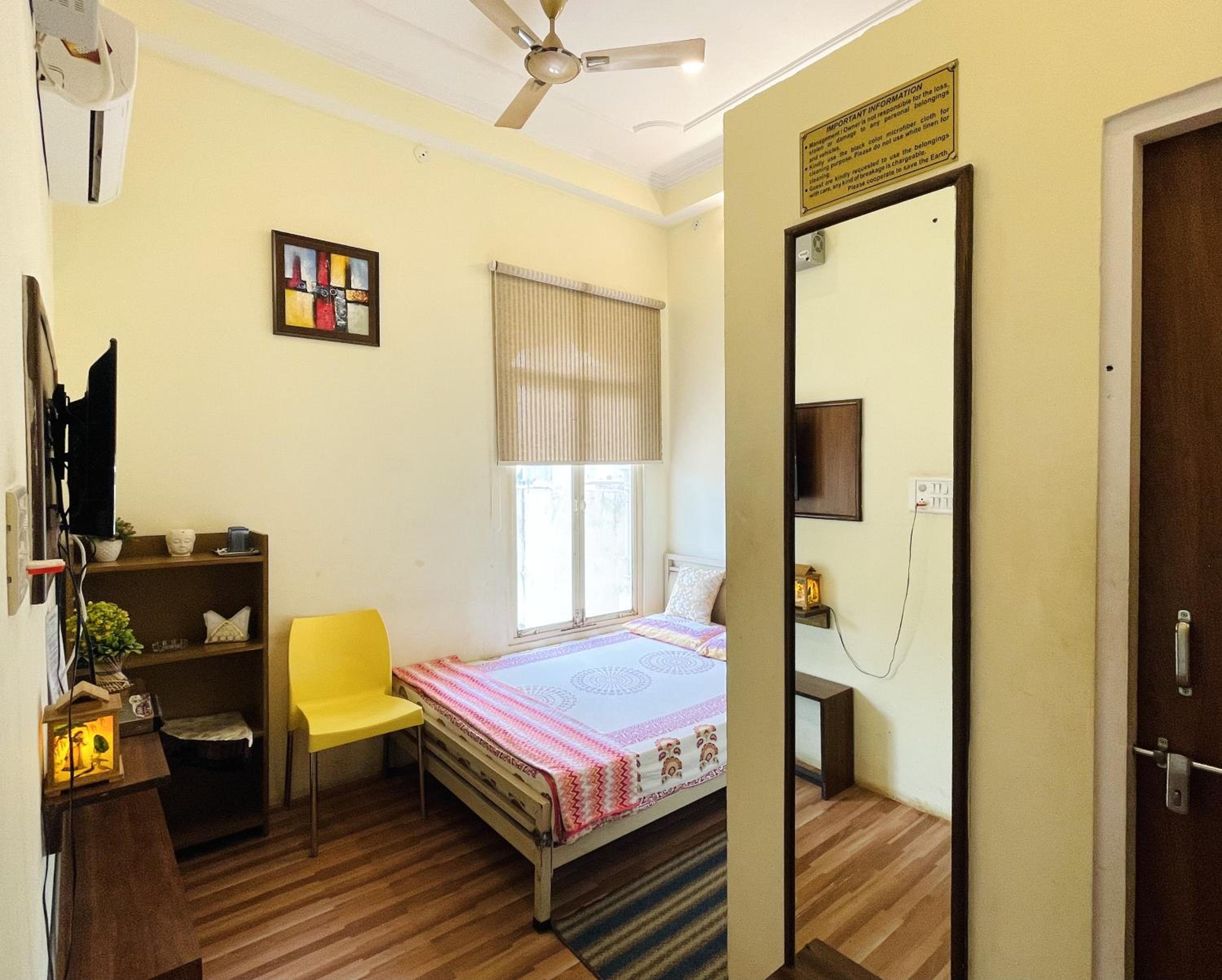 Small Double Room - Photo 1