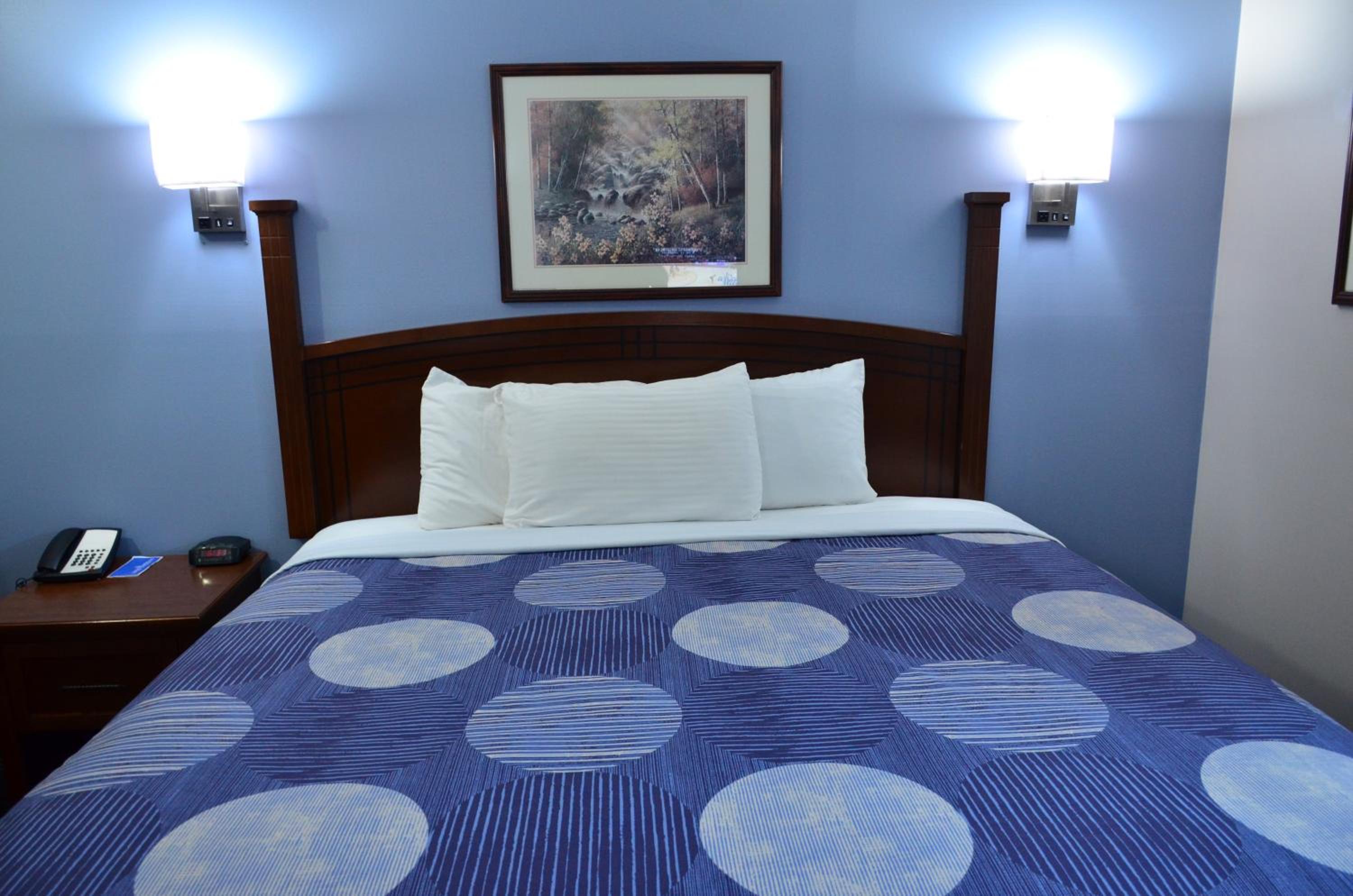 King Room with Tub - Non Smoking - Photo 1