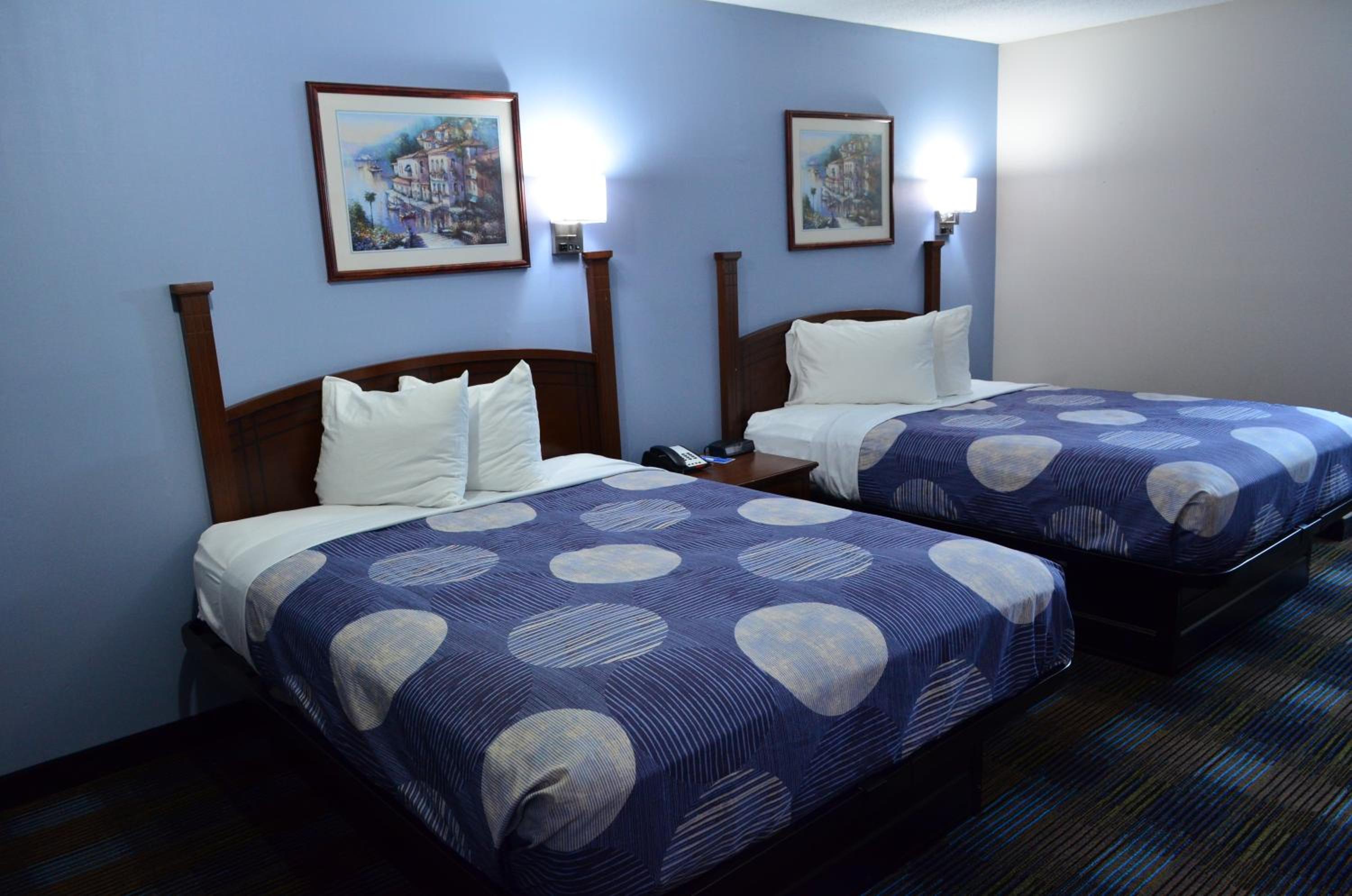 Queen Room with Two Queen Beds - Smoking - Photo 7
