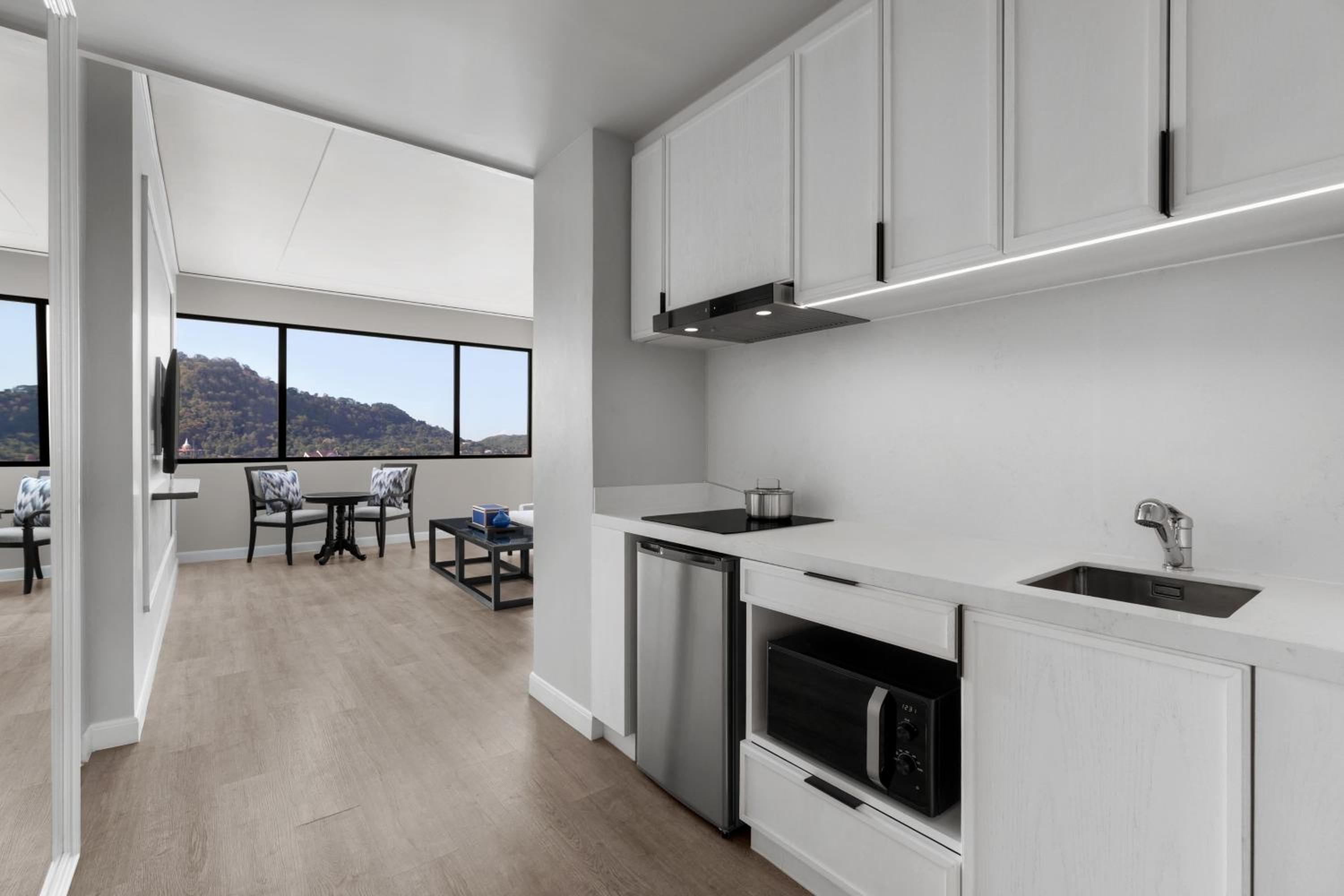 Executive King Suite with City View - Photo 4