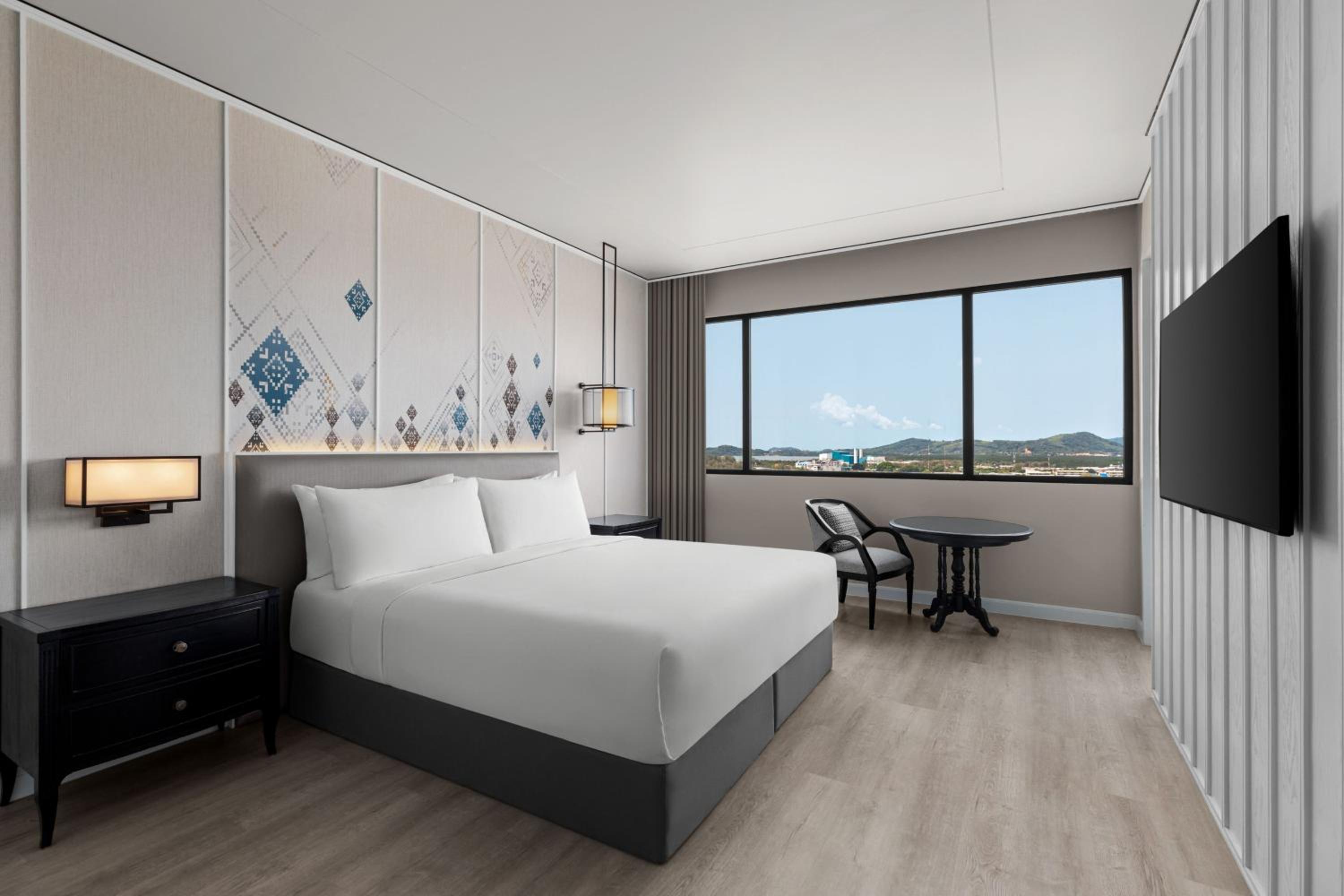 Executive King Suite with City View - Photo 5