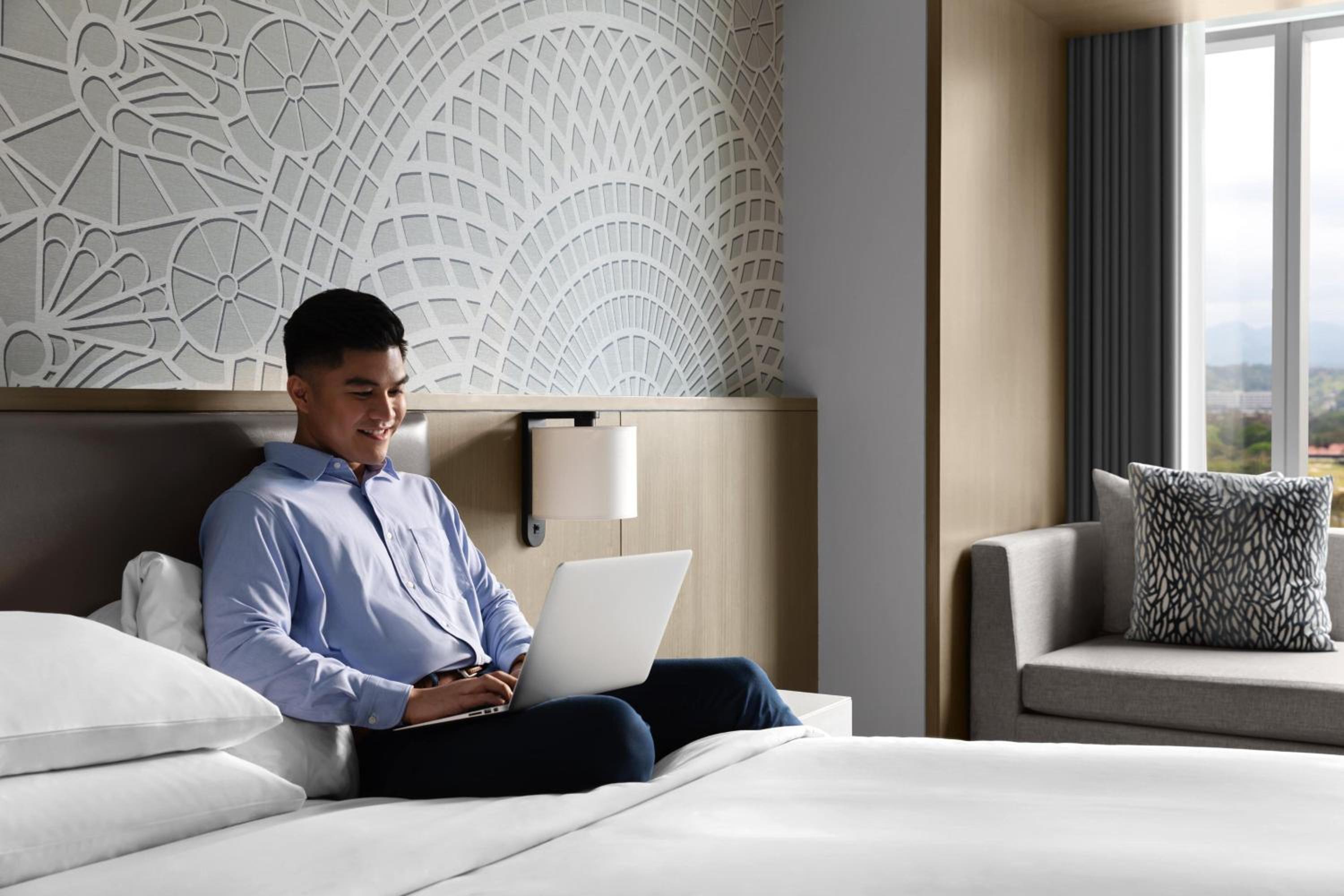 Deluxe King Room - Photo 7