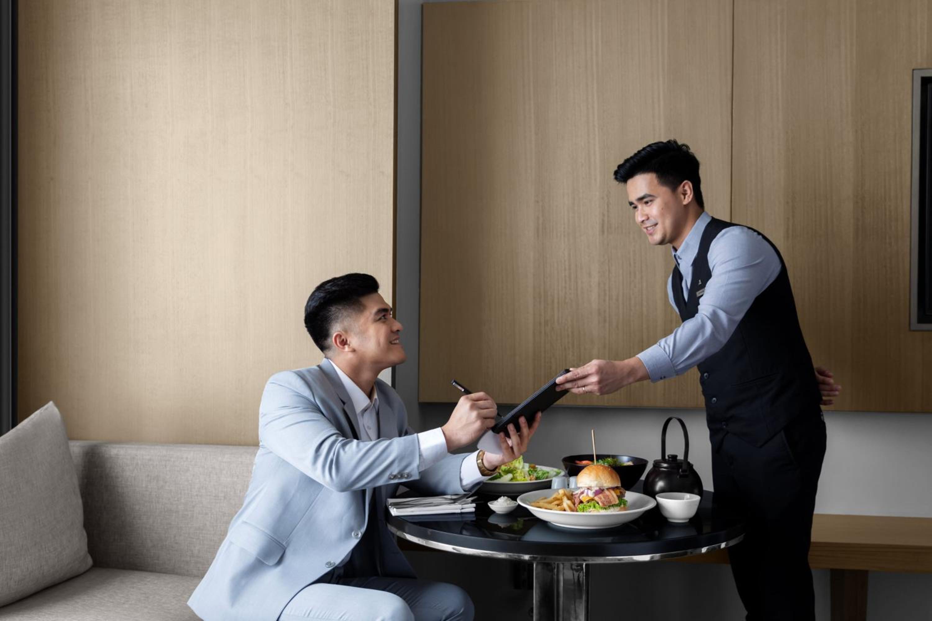 Club Deluxe Room, M Club Lounge Access, Guest Room, 1 King - Photo 11
