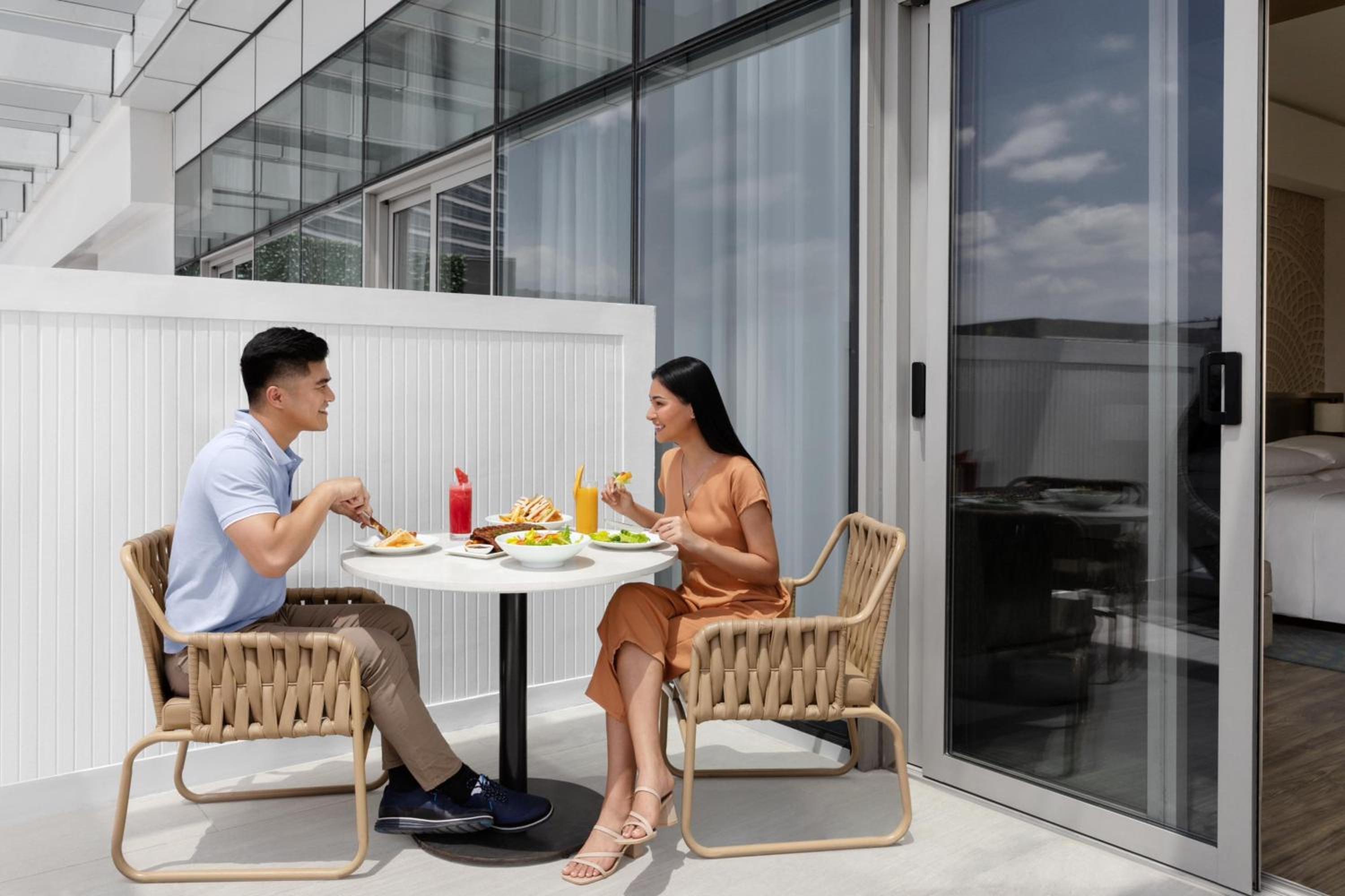 Deluxe King Room with Balcony - Photo 7