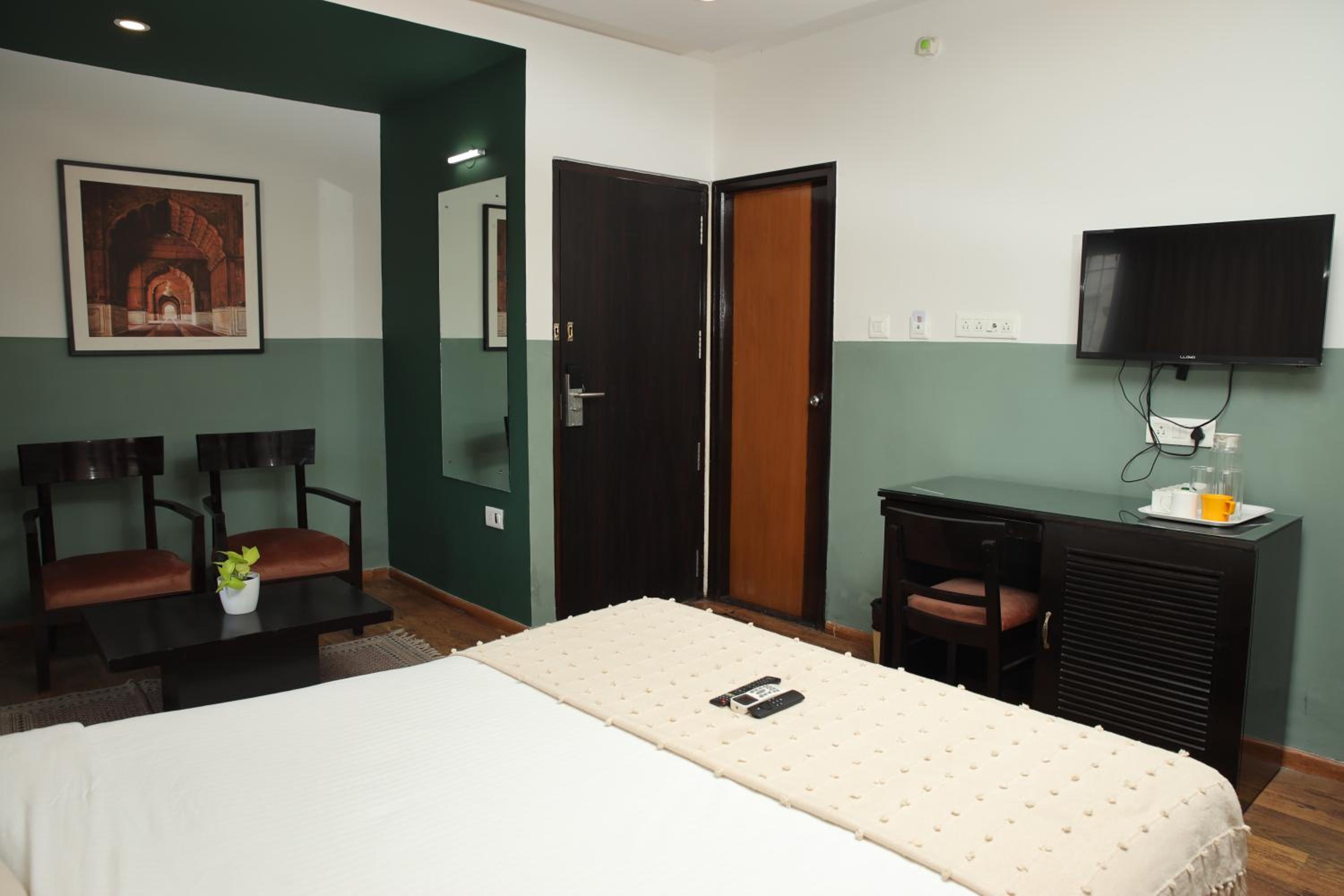 Deluxe Queen Room - Photo 20