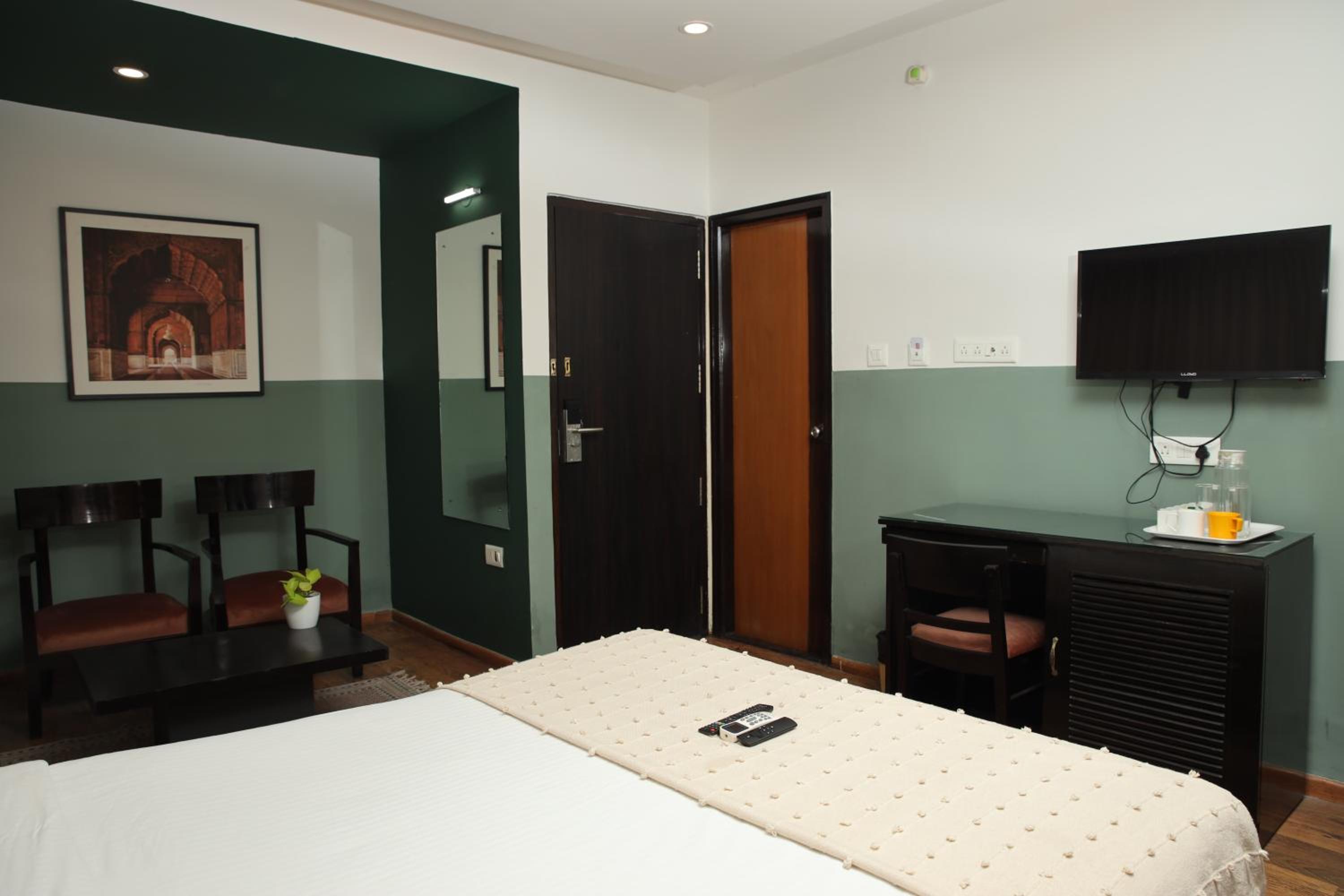 Deluxe Queen Room - Photo 18