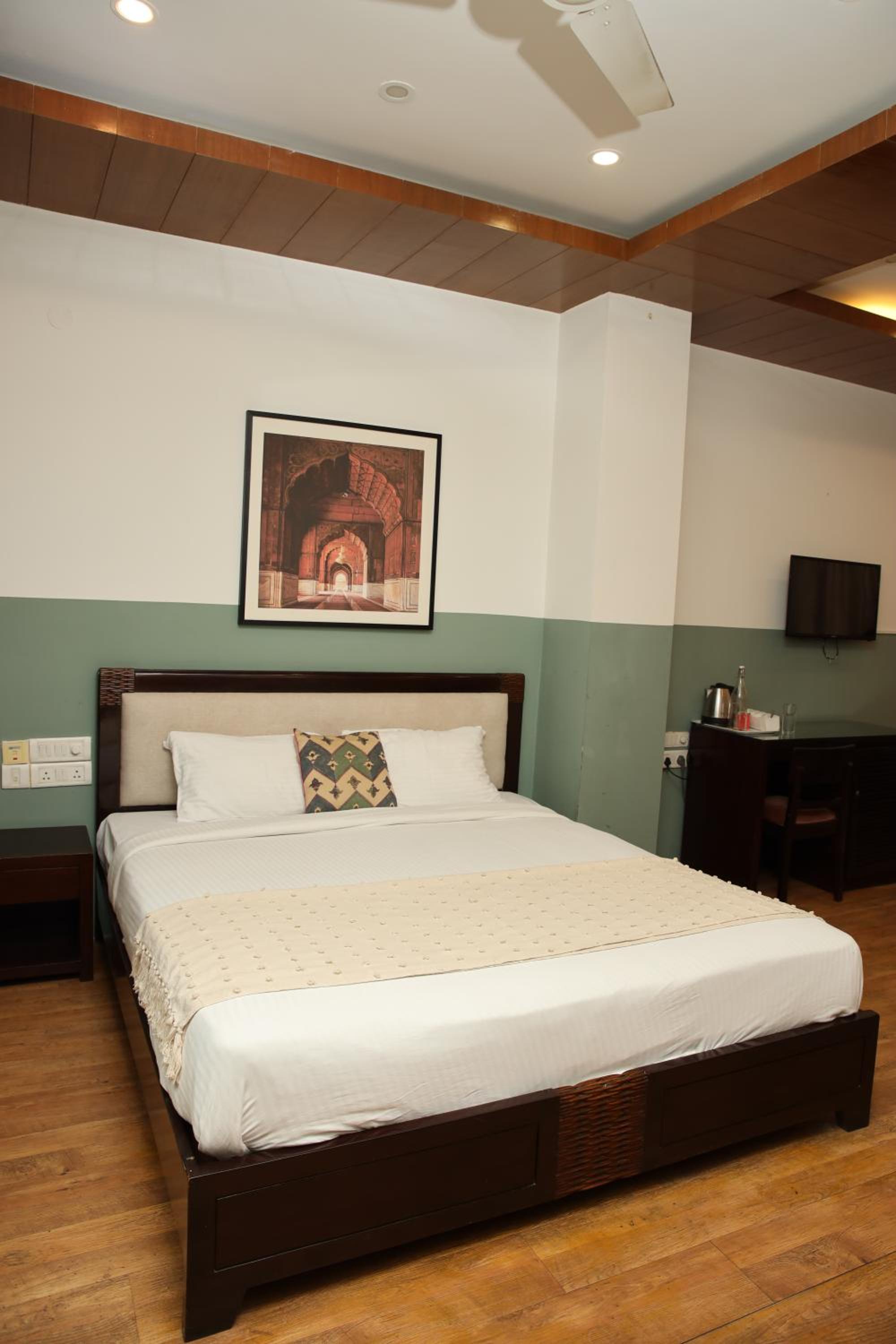 Deluxe Queen Room - Photo 6