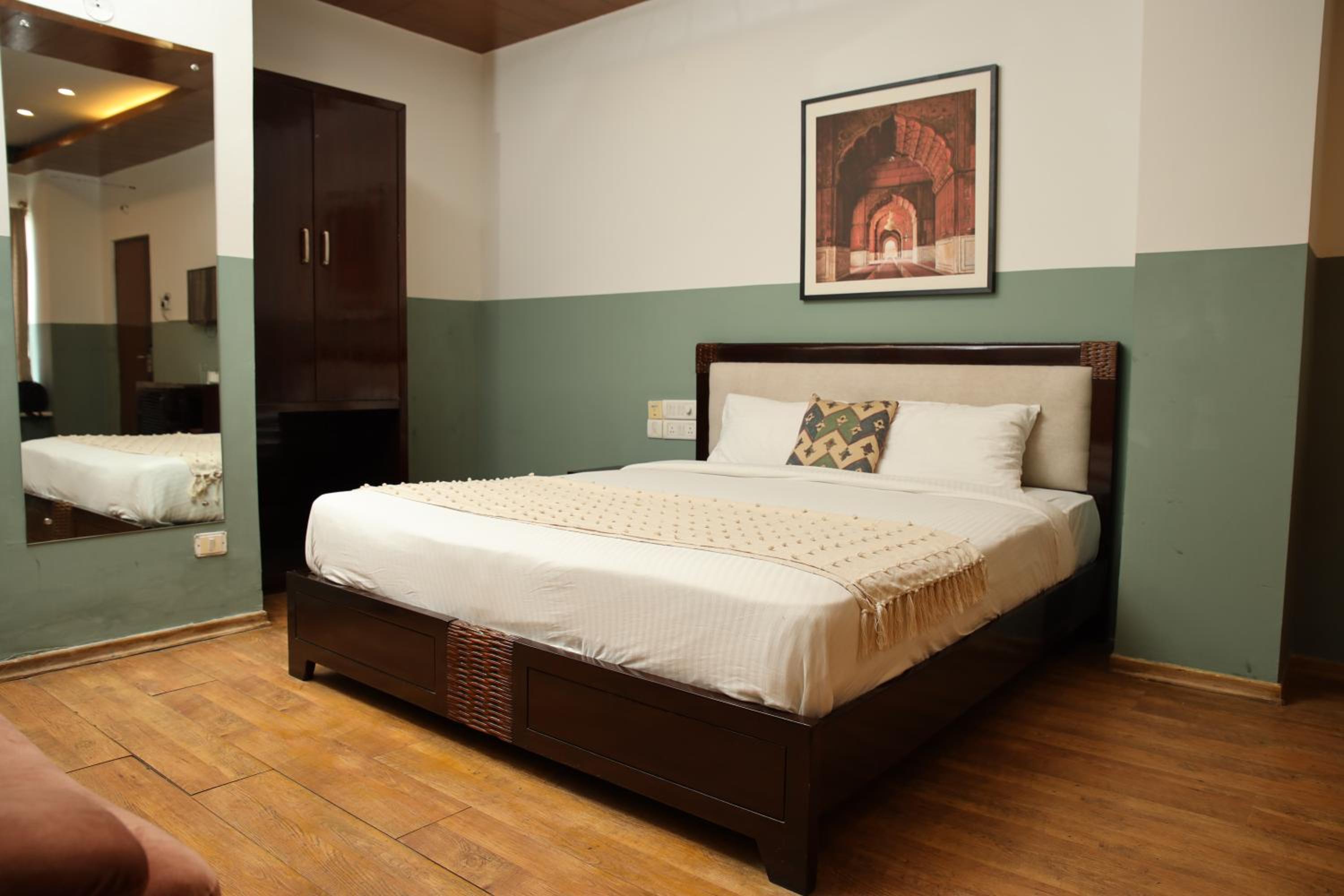 Deluxe Queen Room - Photo 8