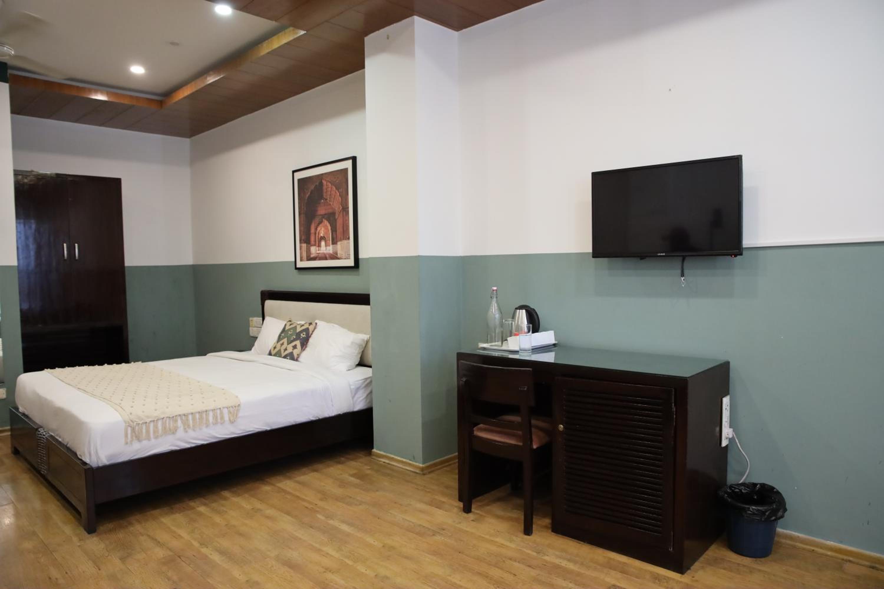 Deluxe Queen Room - Photo 7