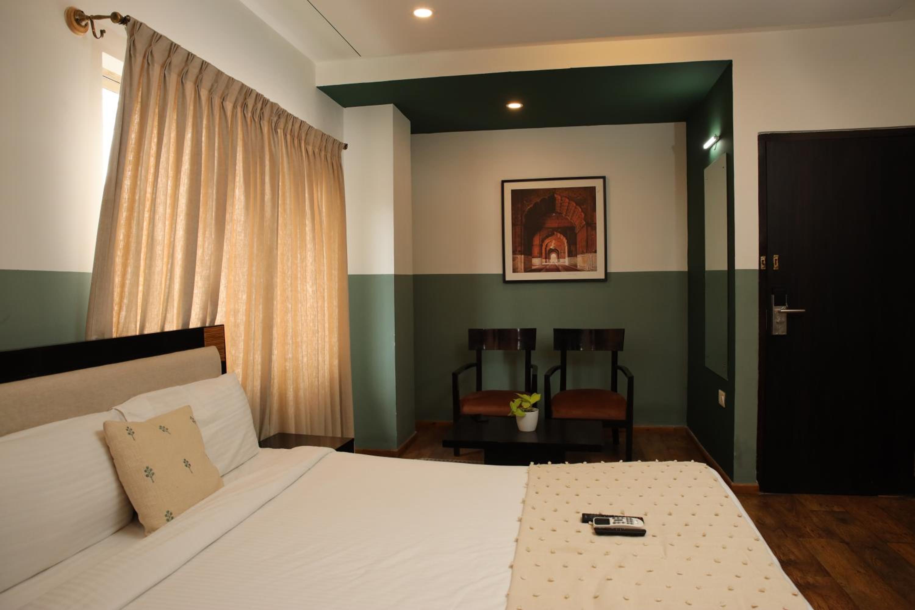 Deluxe Queen Room - Photo 19