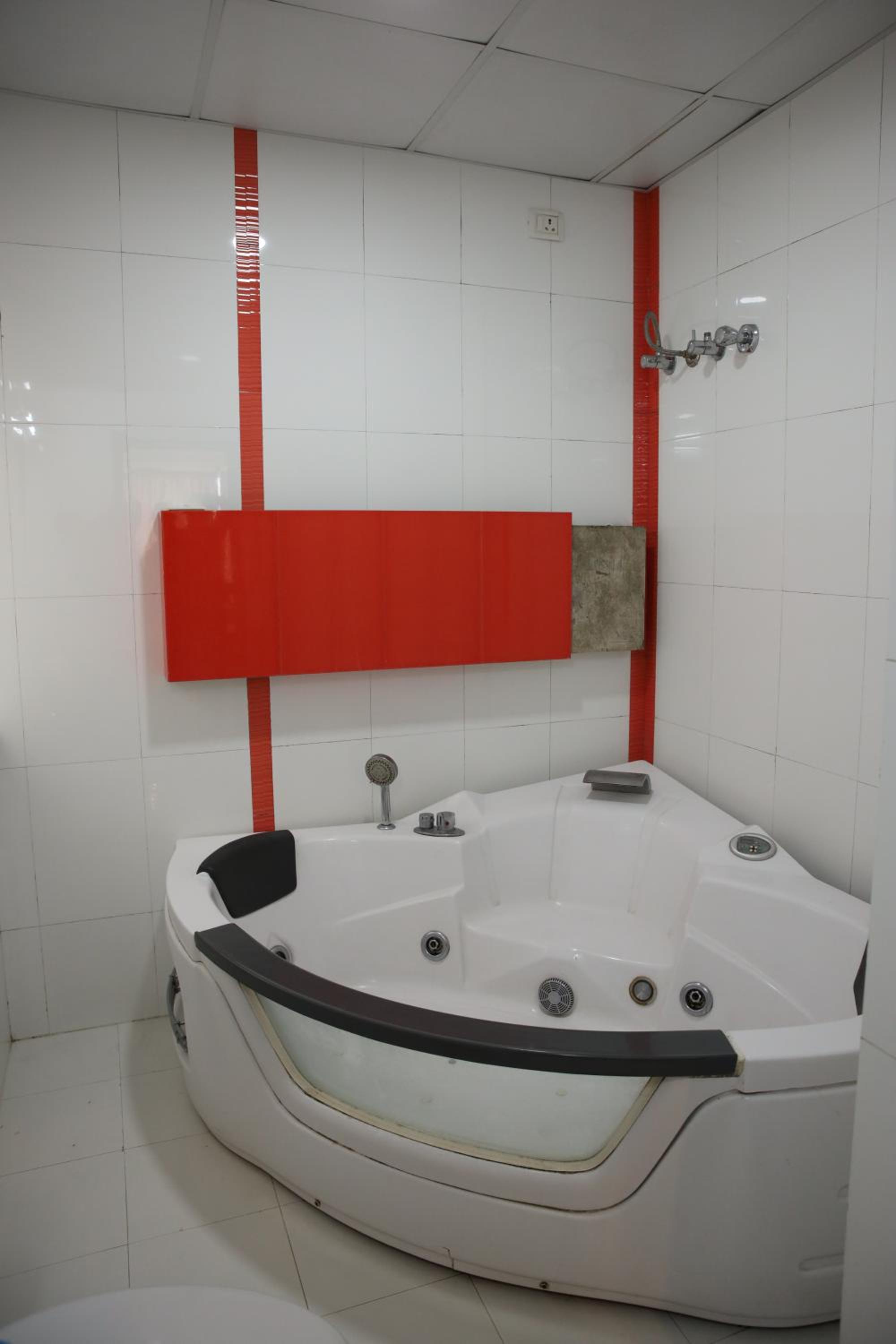 Deluxe Queen Room - Photo 9