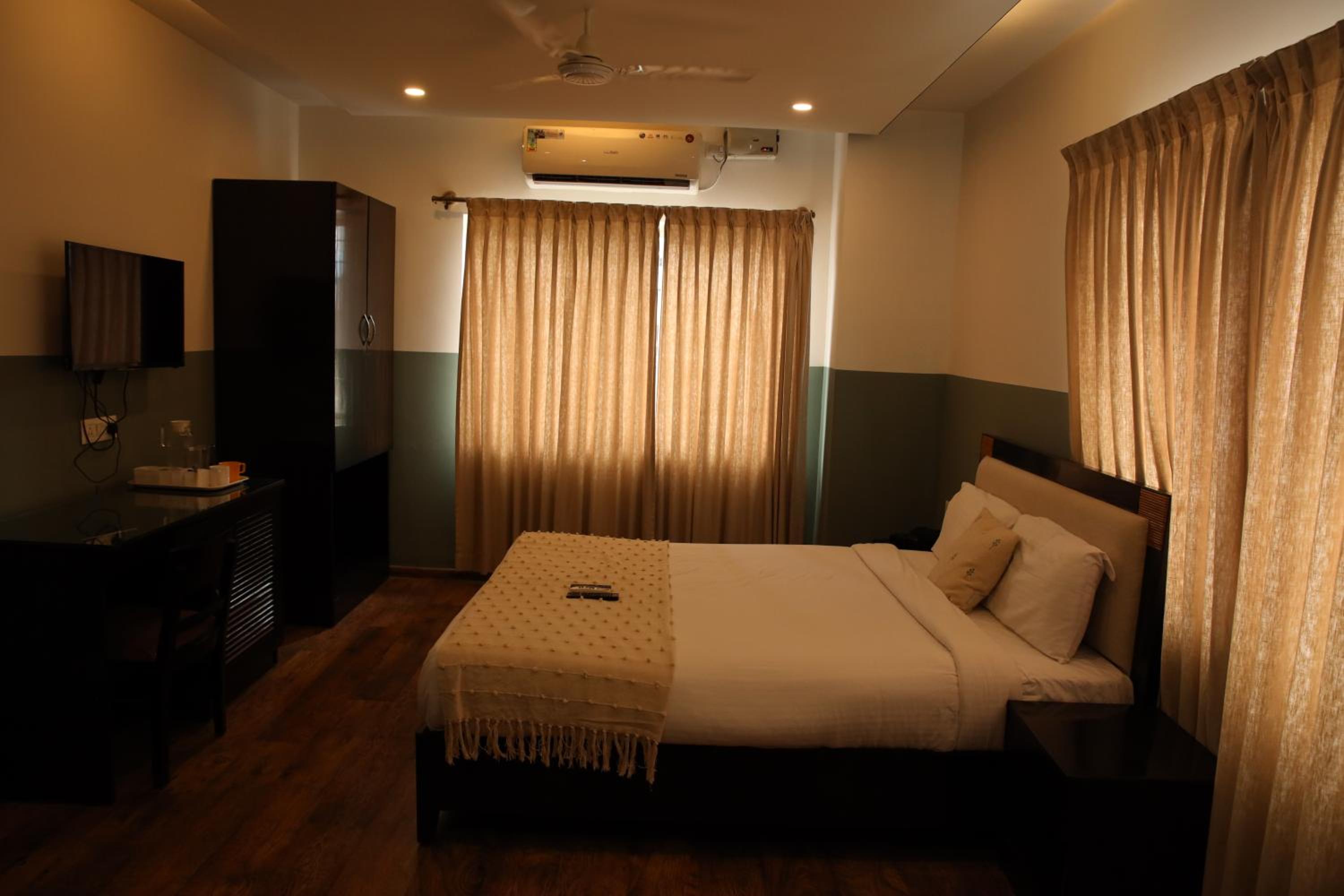 Standard Twin Room - Photo 13