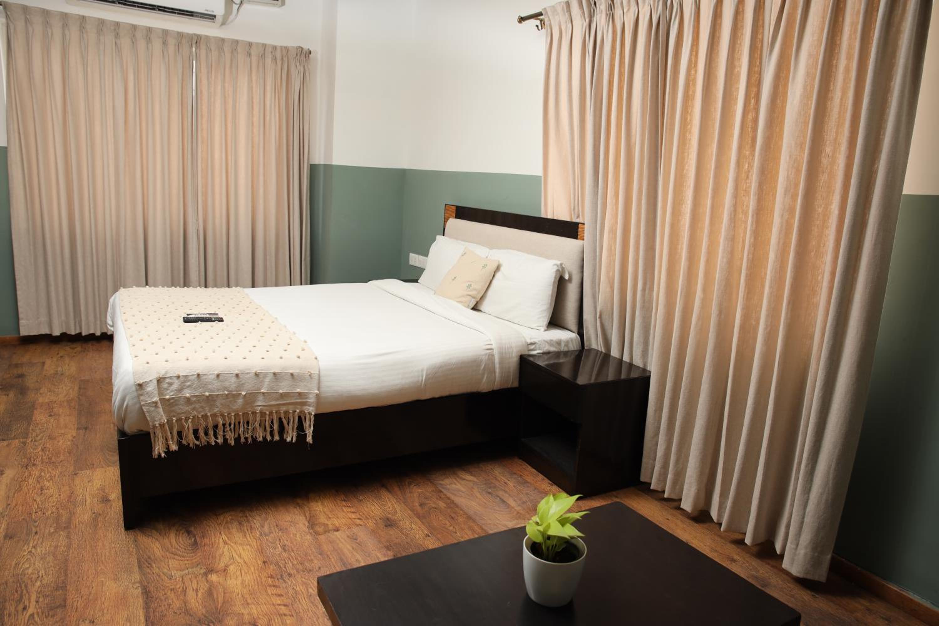 Deluxe Queen Room - Photo 15