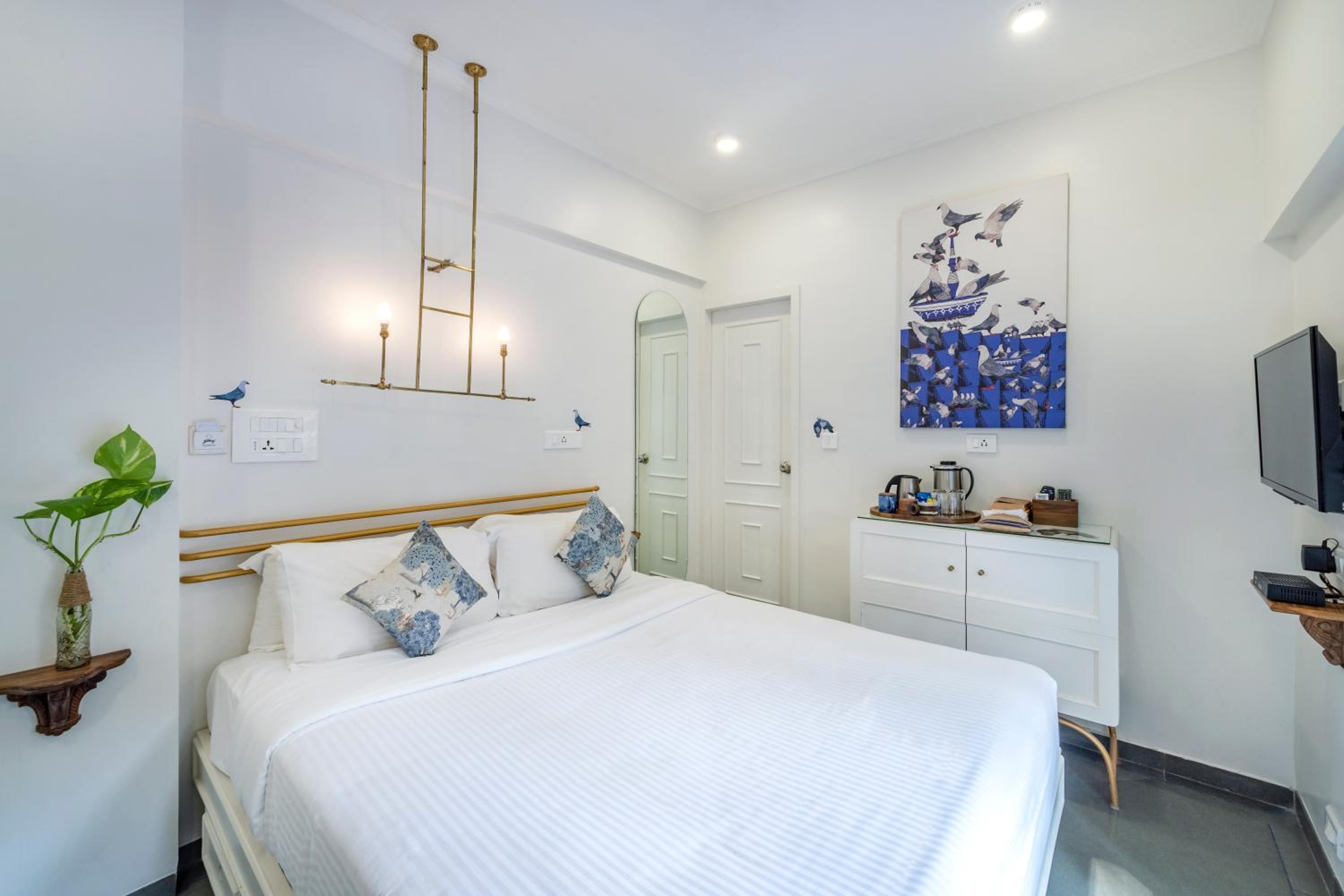 Luxury Room Queen Bed - Photo 1