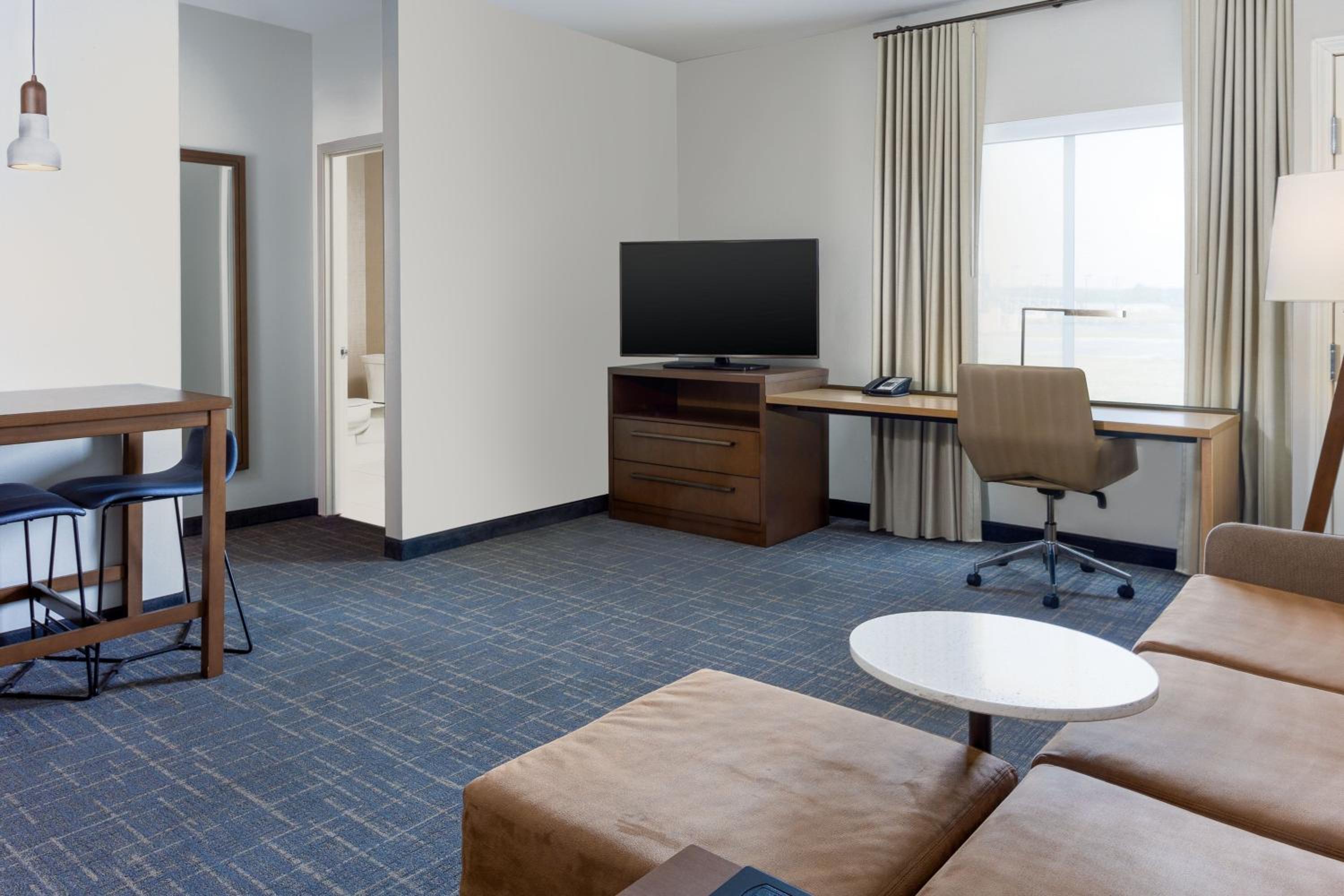 1 Bedroom Suite, 1 King, Sofa bed - Photo 4