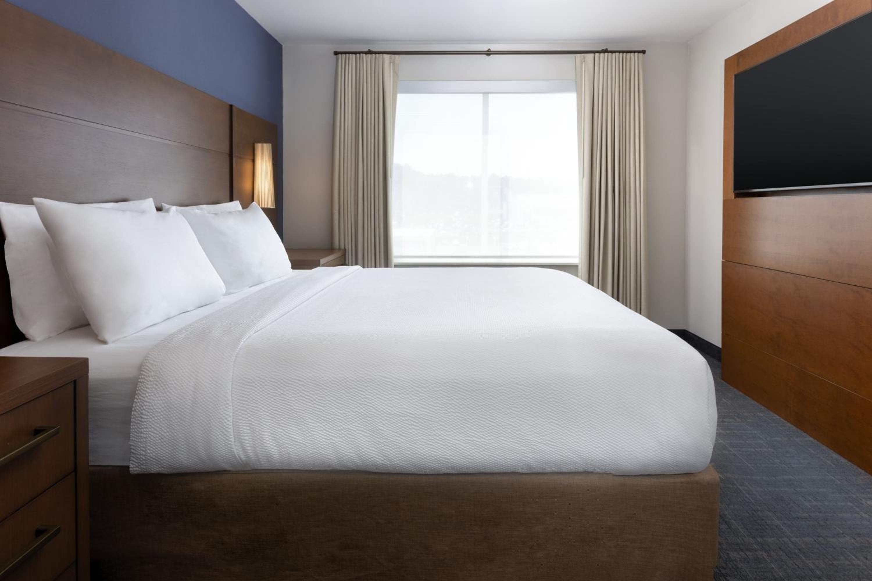 1 Bedroom Suite, 1 King, Sofa bed - Photo 1