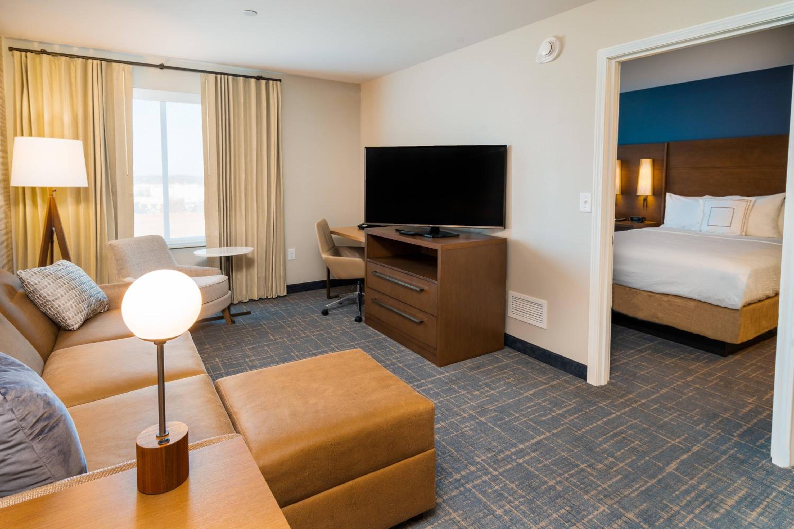 1 Bedroom Suite, 1 King, Sofa bed - Photo 6