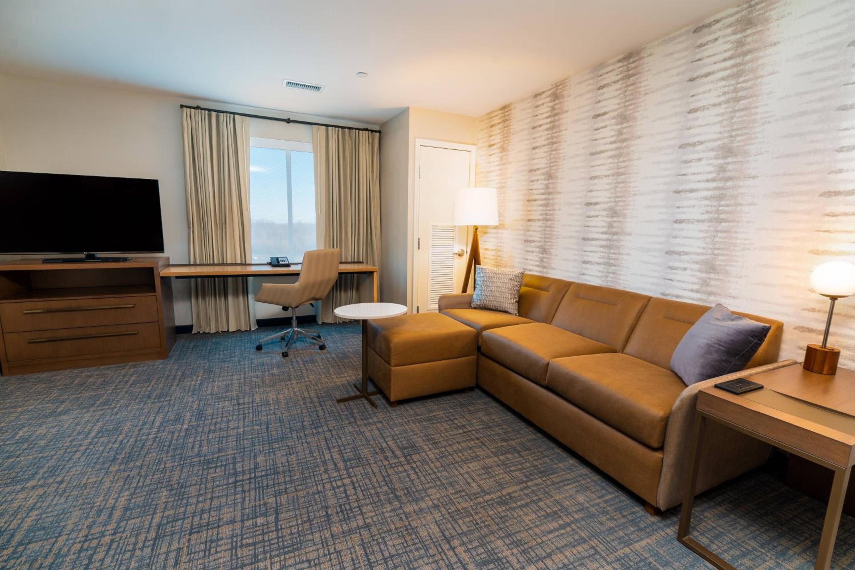 1 Bedroom Suite, 1 King, Sofa bed - Photo 7