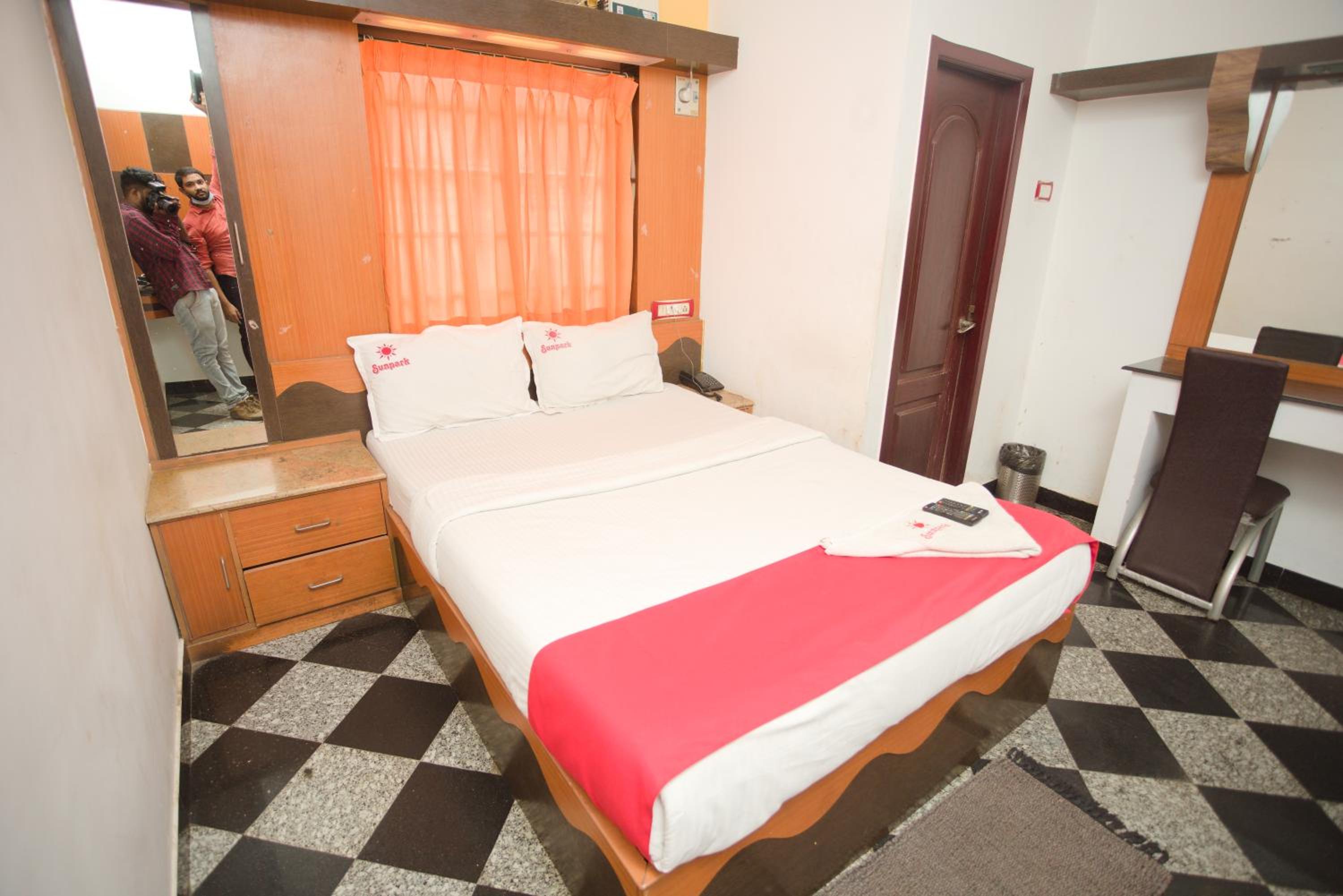 Deluxe Room - Photo 5