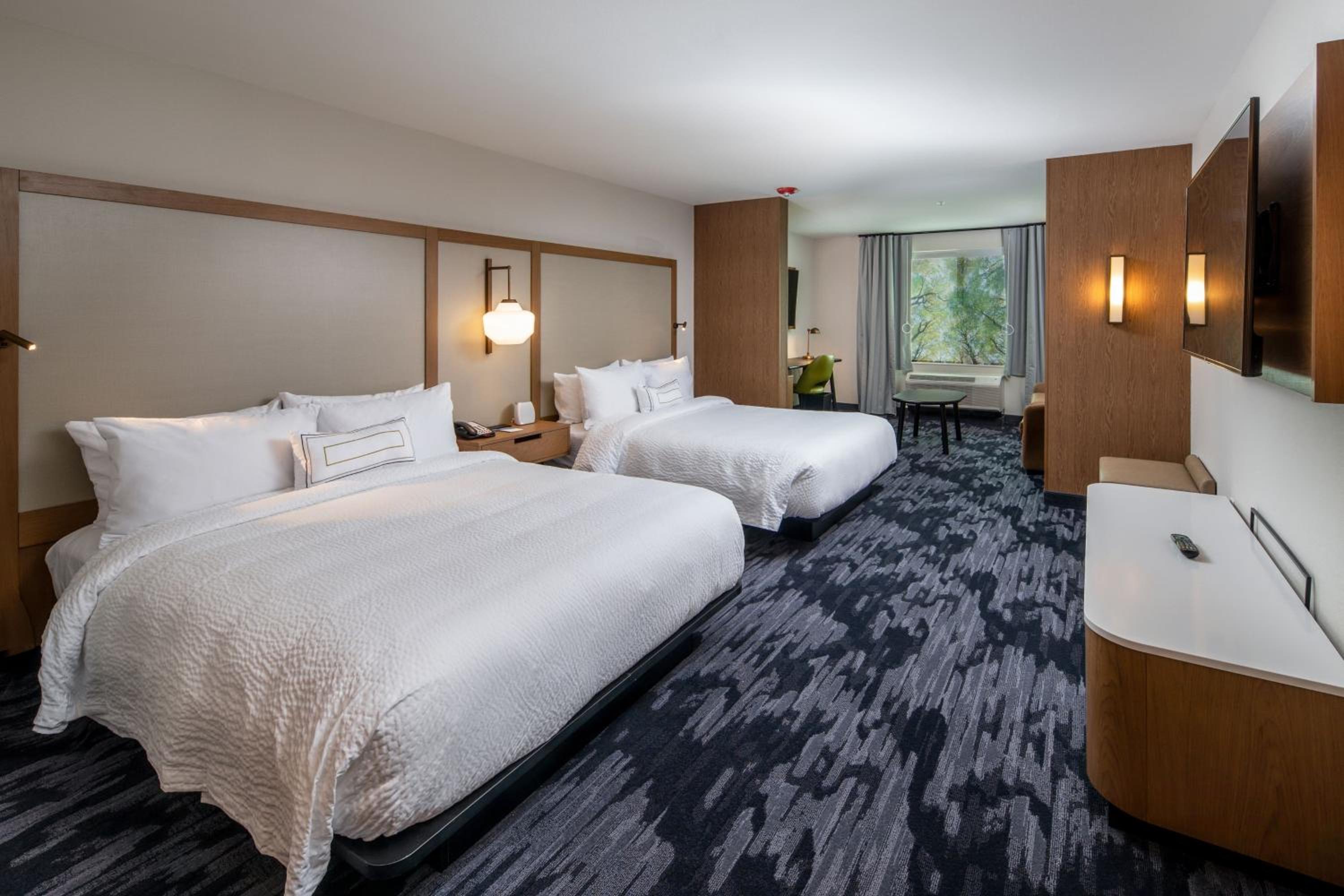 Queen Suite with Two Queen Beds and Sofa Bed - Photo 3