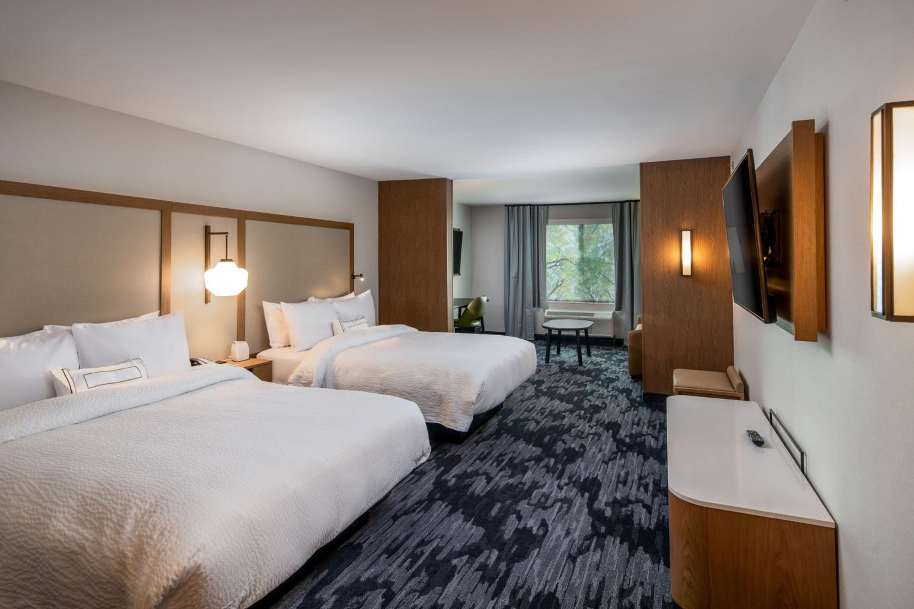 Queen Suite with Two Queen Beds and Sofa Bed - Photo 4