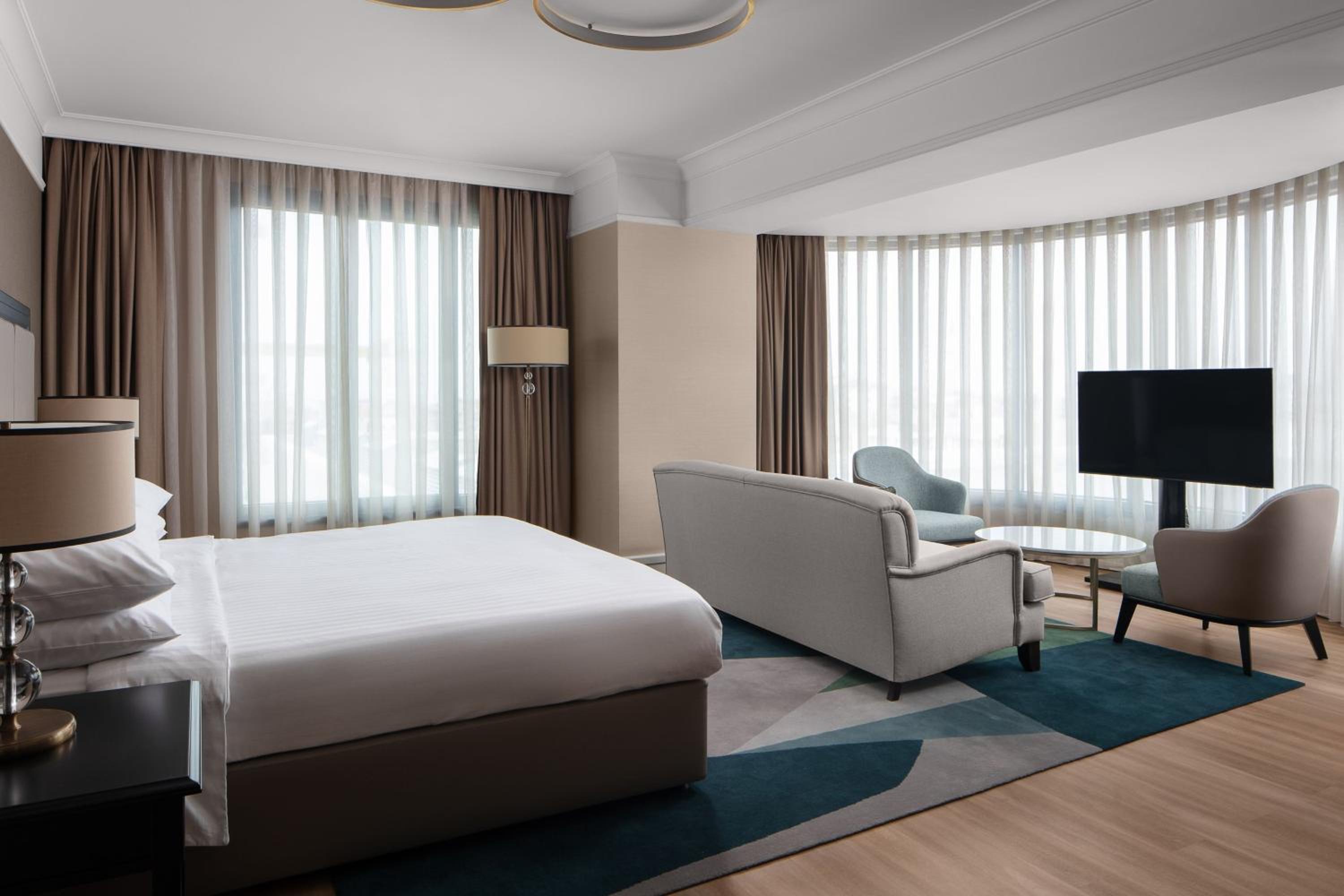 Junior King Suite with Sea View - Club Level photo 1