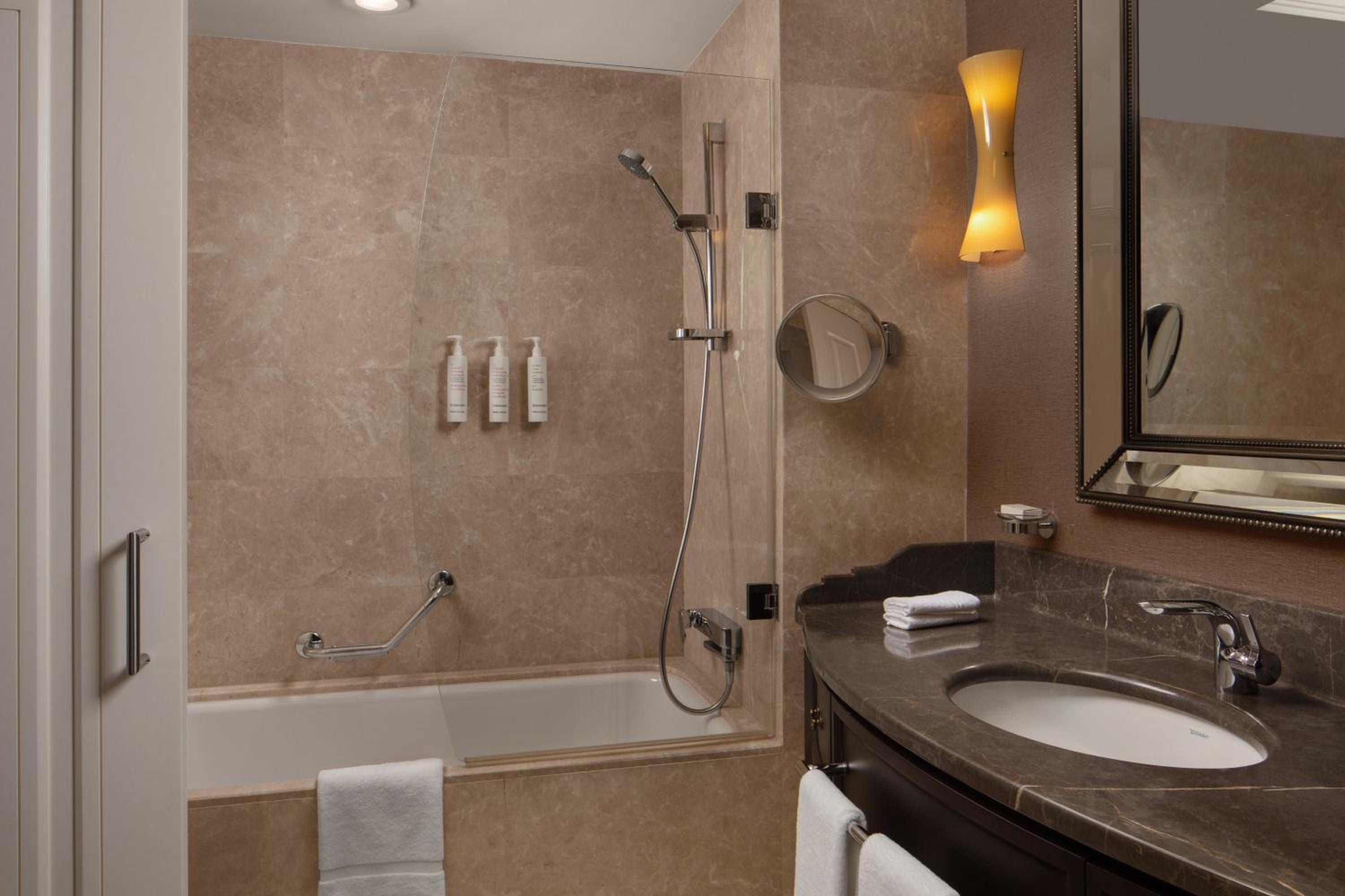 Deluxe King Room with City View photo 3