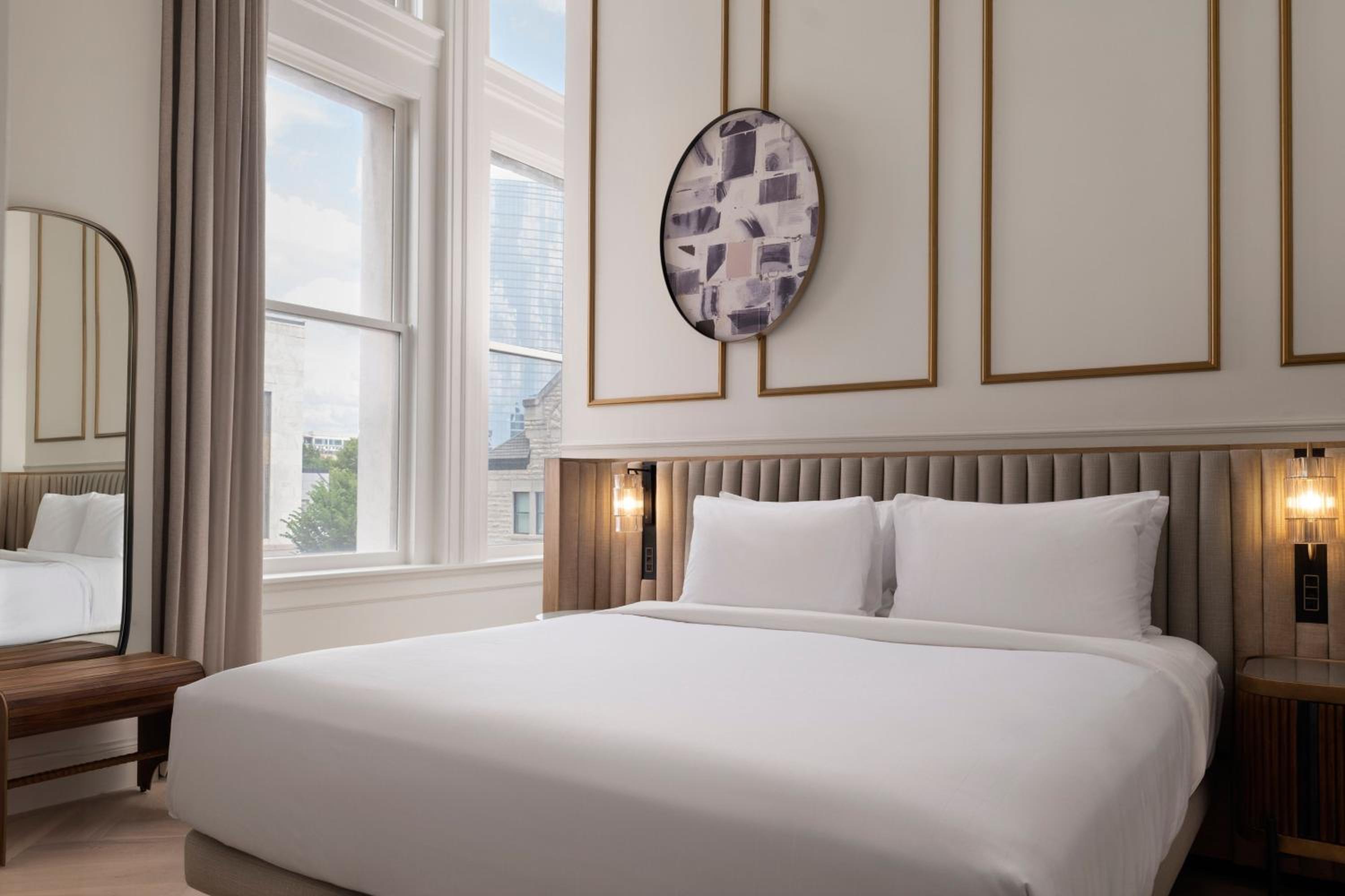 One-Bedroom King Suite - Photo 8