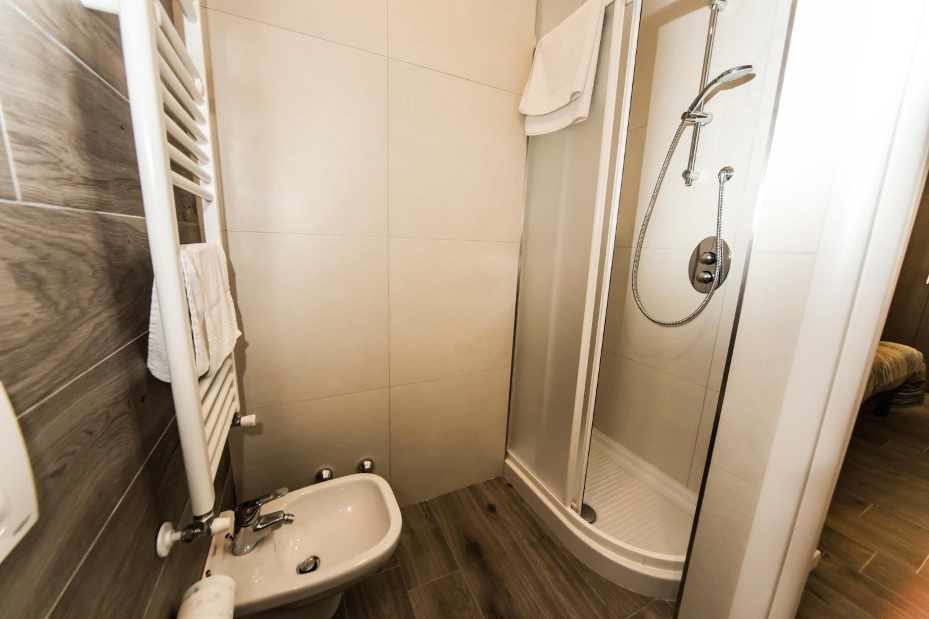 Double or Twin Room with Bathroom - Photo 8