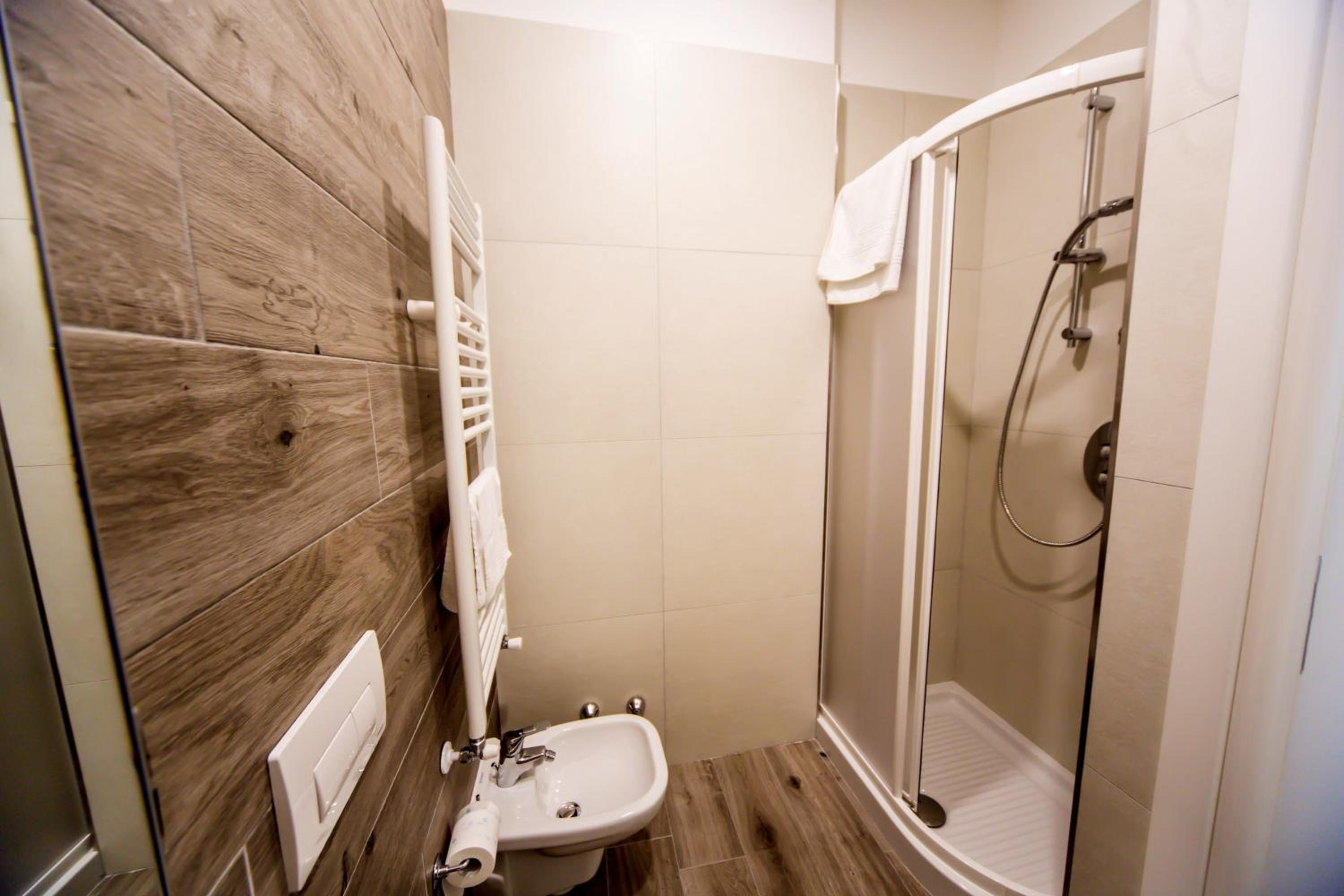 Double or Twin Room with Bathroom - Photo 4