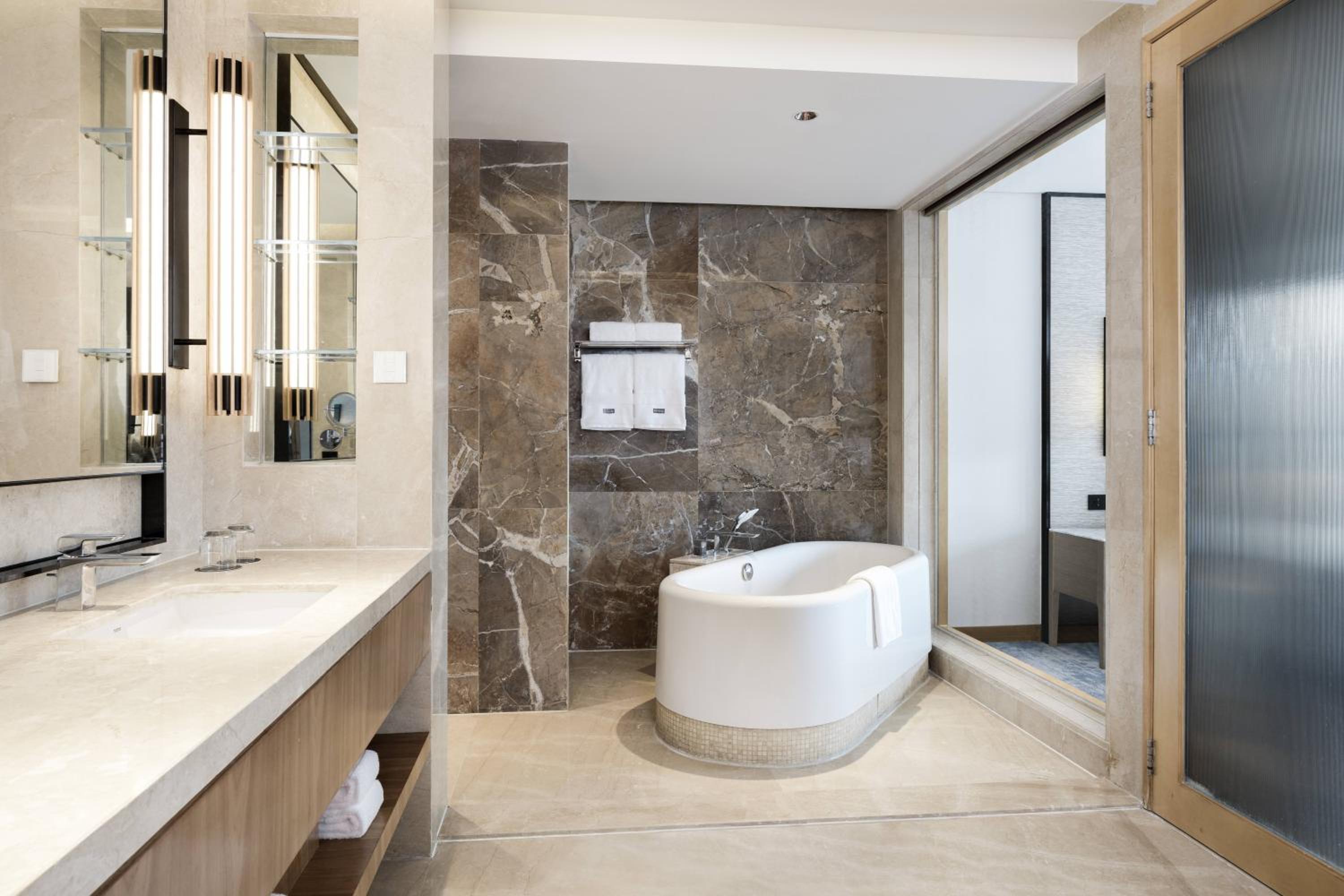  Westin Deluxe King Suite photo 2