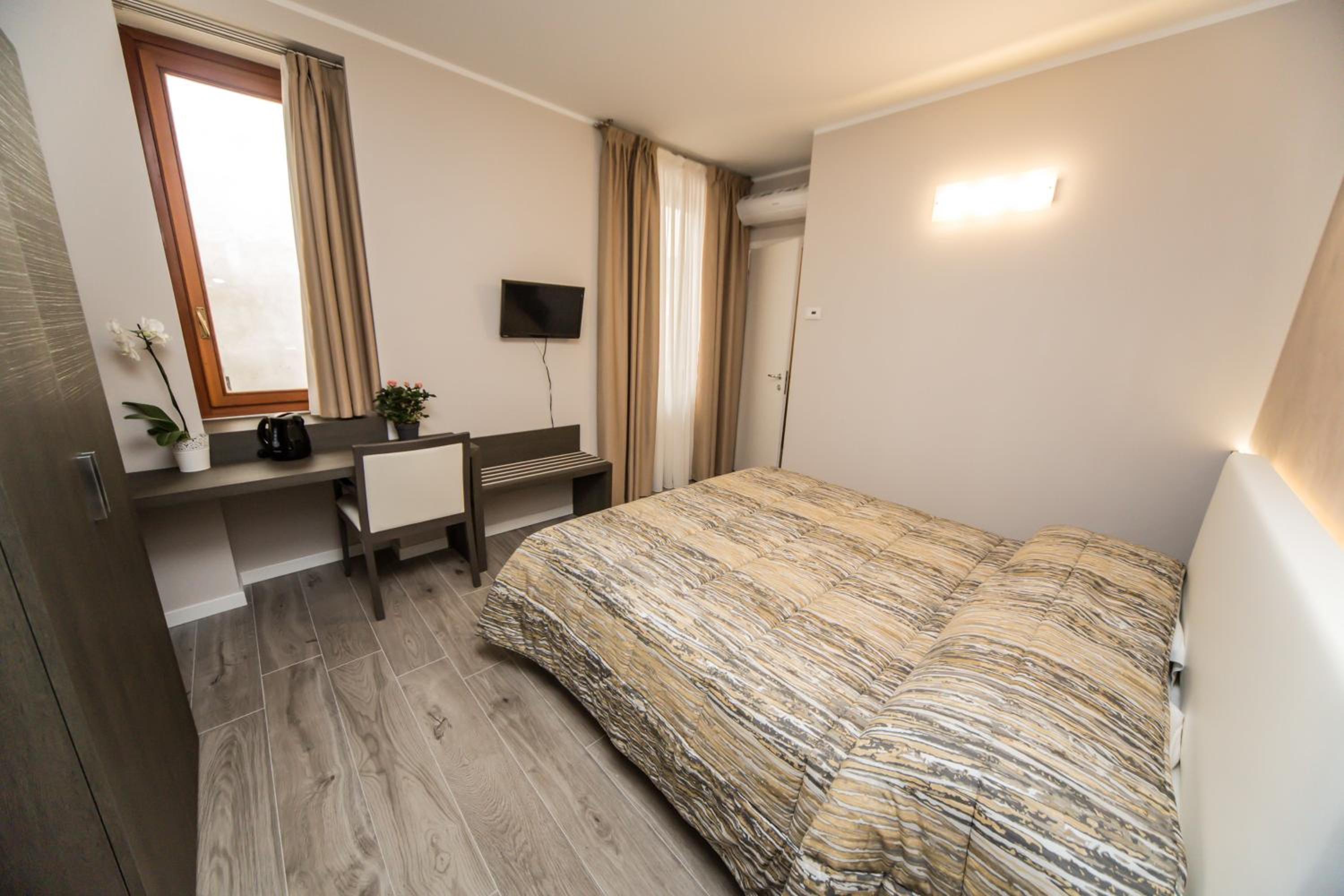 Double or Twin Room with Bathroom - Photo 1