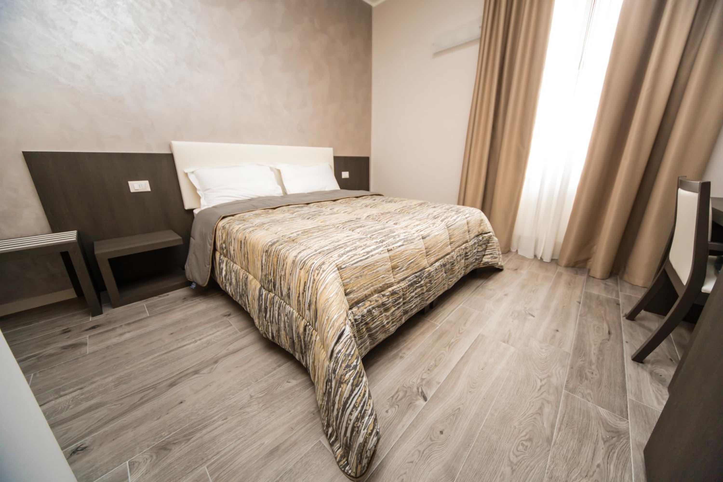 Standard King Room photo 1
